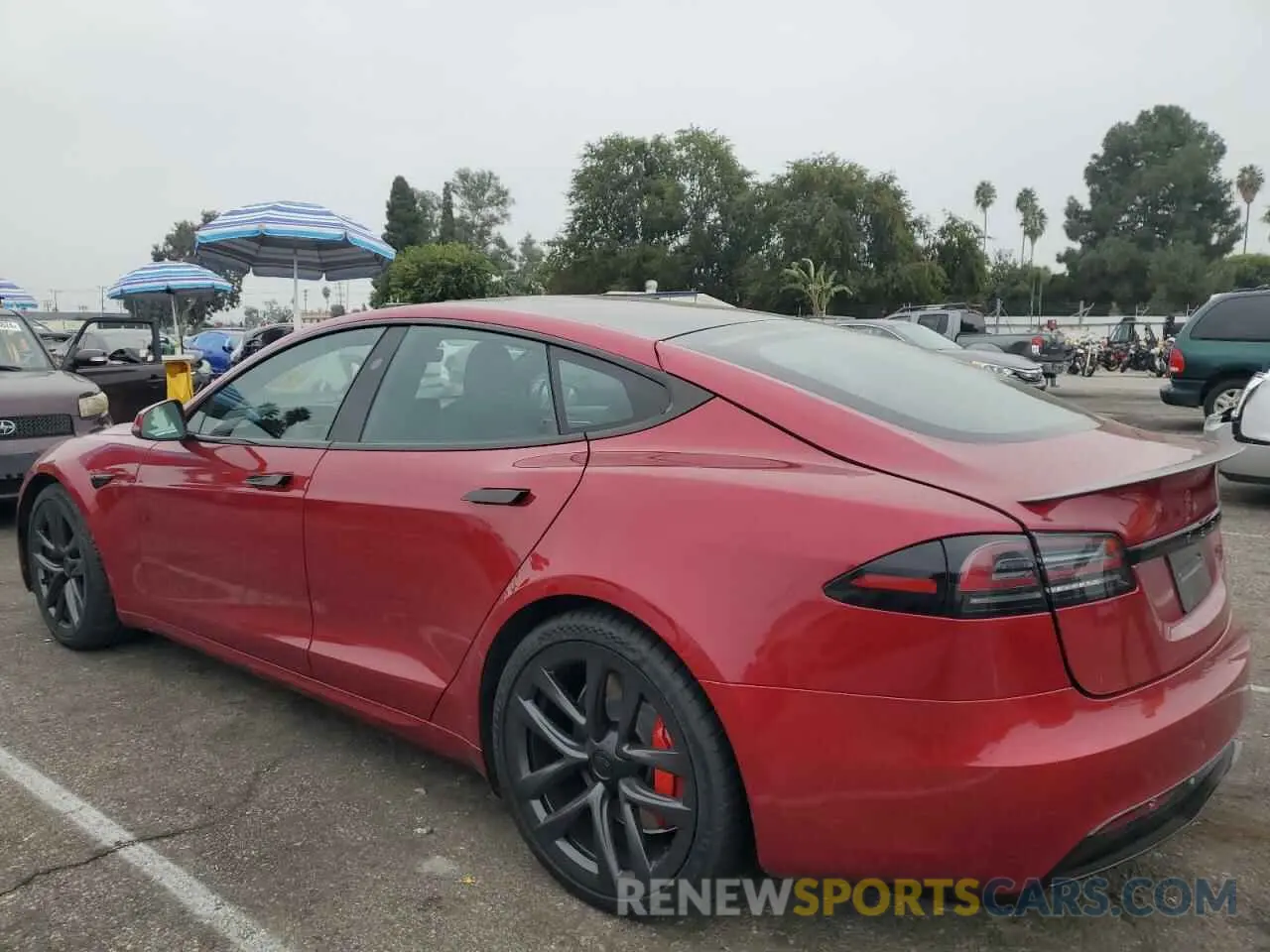 2 fotografías del automóvil dañado 5YJSA1E67PF522807 TESLA MODEL S 2023