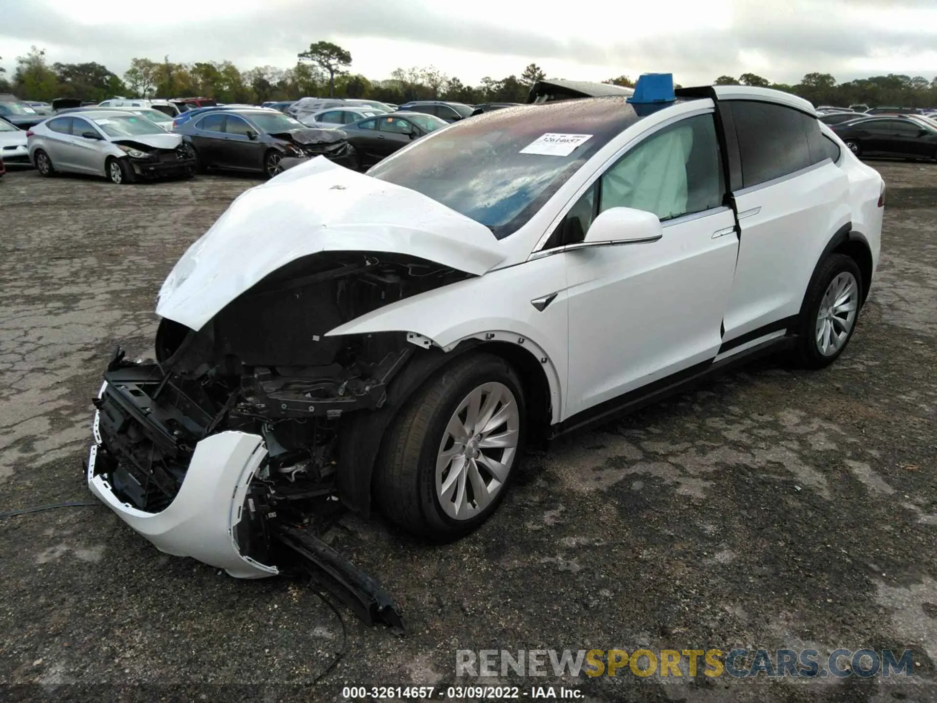 2 fotografías del automóvil dañado 5YJXCAE20LF300813 TESLA MODEL X 2020
