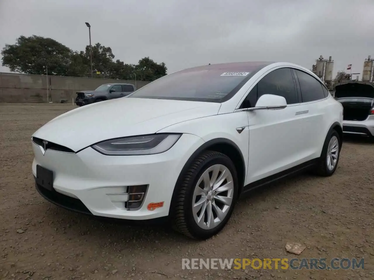 2 fotografías del automóvil dañado 5YJXCAE24LF286172 TESLA MODEL X 2020