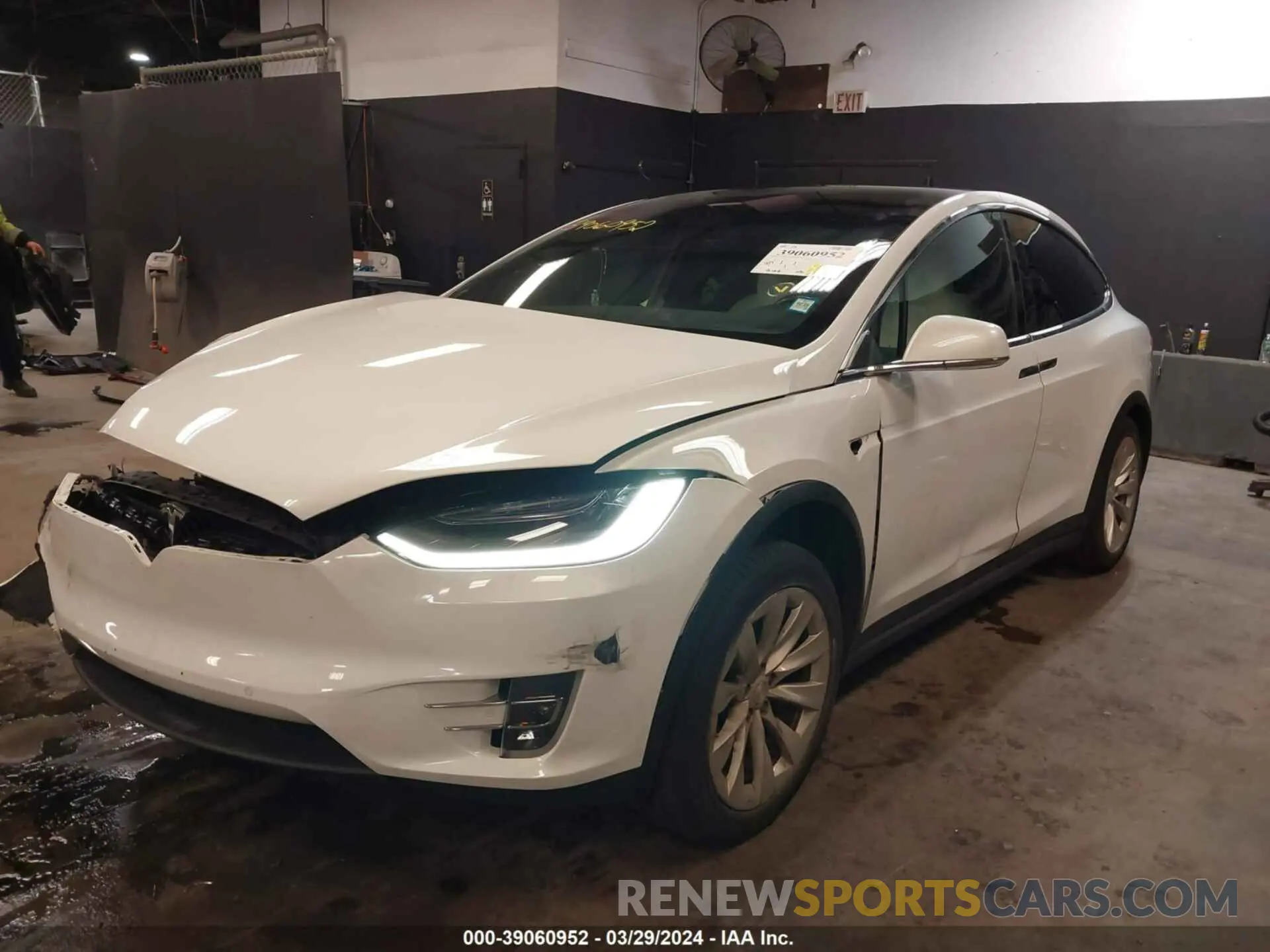 2 fotografías del automóvil dañado 5YJXCAE28LF297658 TESLA MODEL X 2020