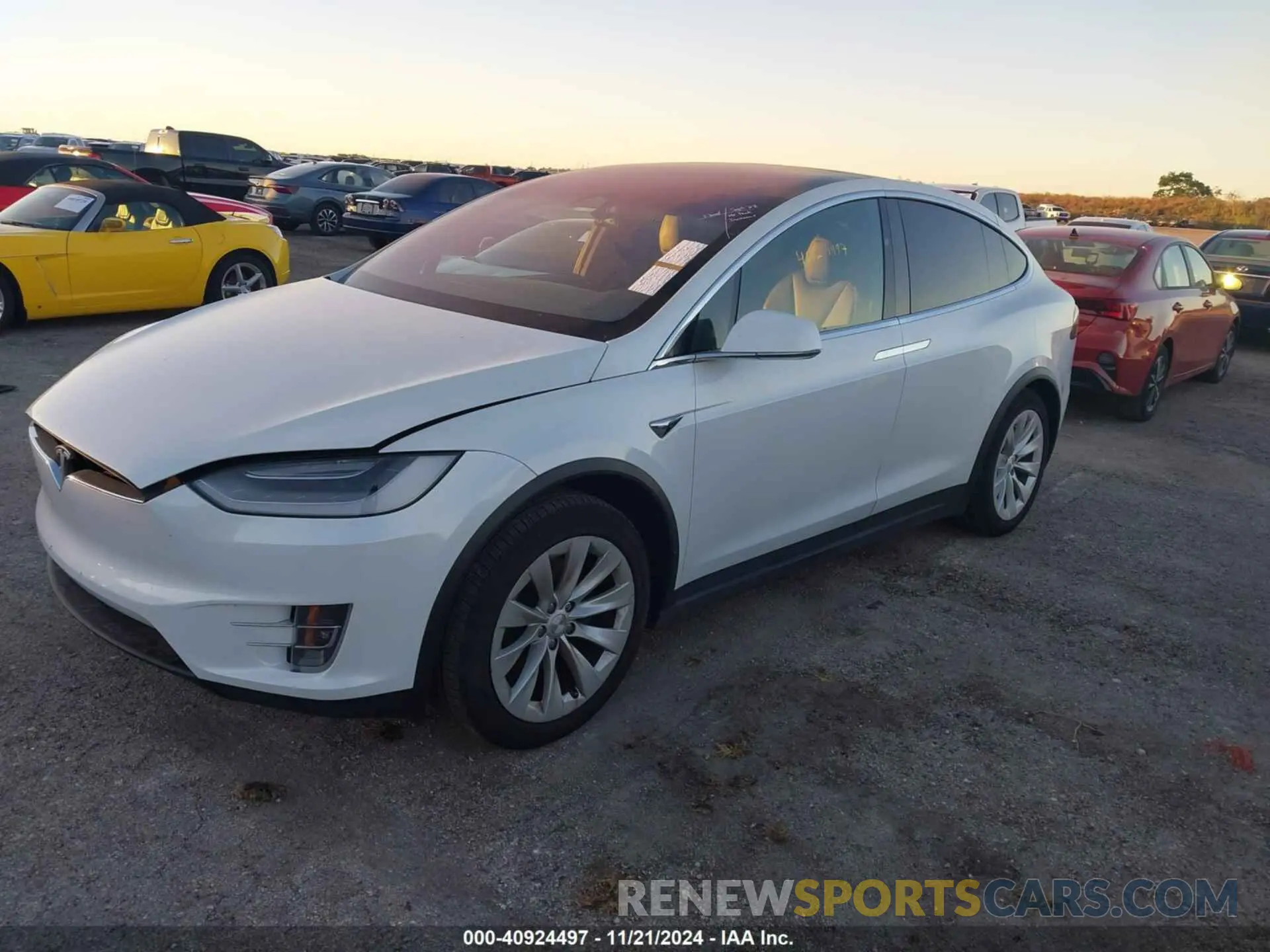2 fotografías del automóvil dañado 5YJXCBE21LF260926 TESLA MODEL X 2020