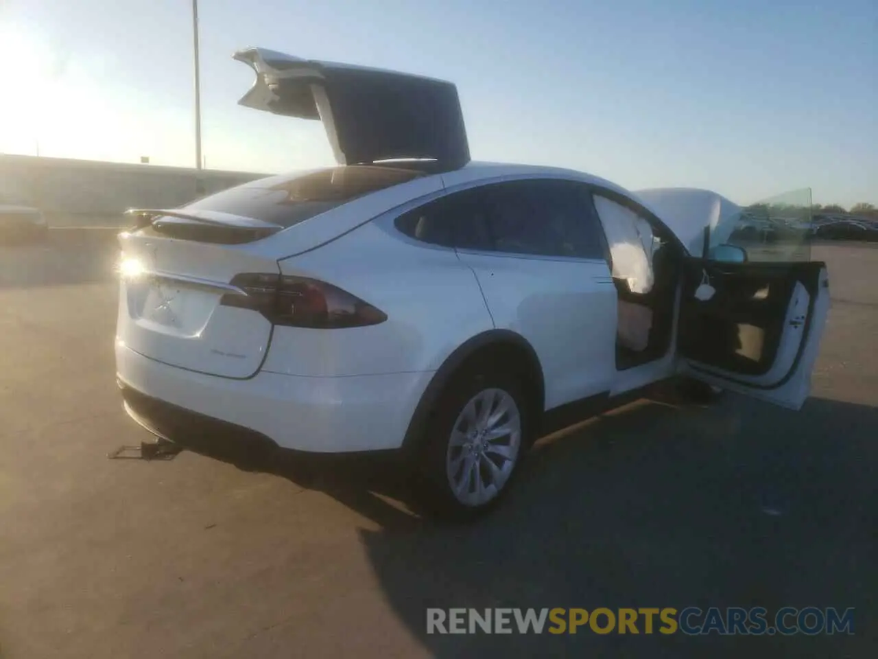 4 fotografías del automóvil dañado 5YJXCBE24LF233901 TESLA MODEL X 2020