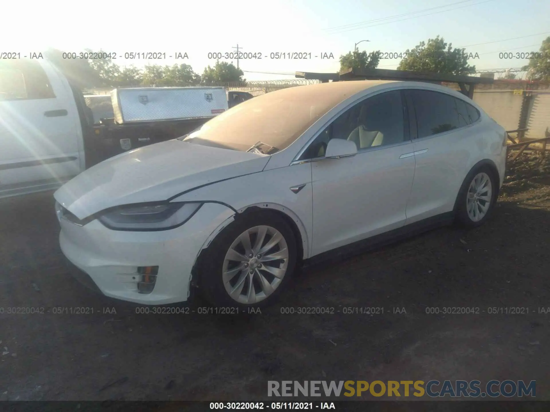 2 fotografías del automóvil dañado 5YJXCBE26LF272294 TESLA MODEL X 2020