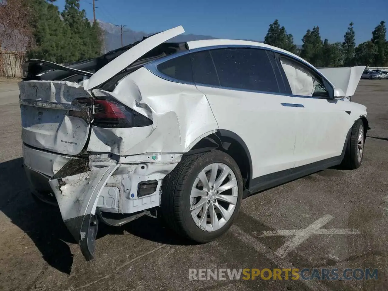 3 fotografías del automóvil dañado 5YJXCDE20LF304099 TESLA MODEL X 2020