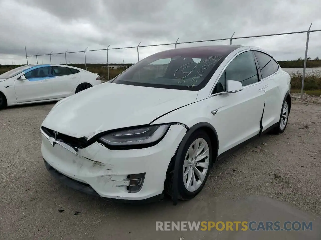 2 fotografías del automóvil dañado 5YJXCDE26LF230770 TESLA MODEL X 2020