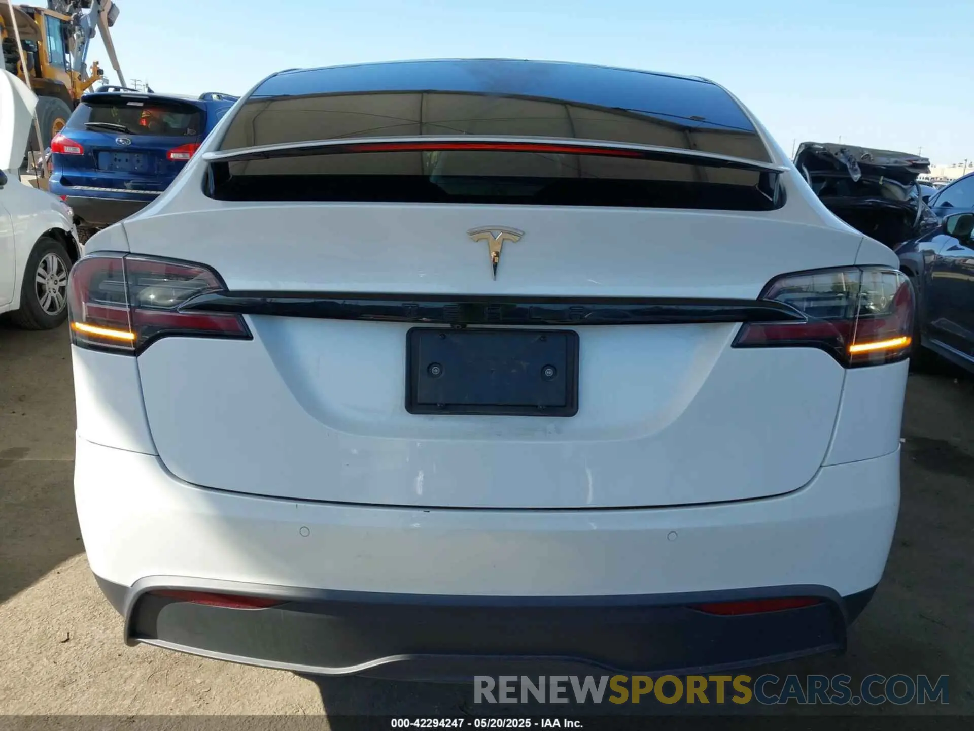 16 fotografías del automóvil dañado 7SAXCBE57NF337329 TESLA MODEL X 2022