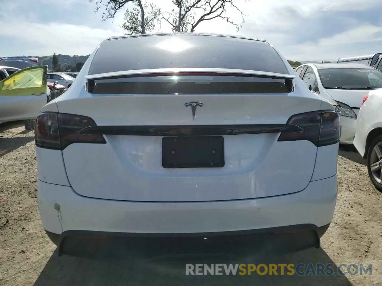 6 fotografías del automóvil dañado 7SAXCBE5XNF358319 TESLA MODEL X 2022