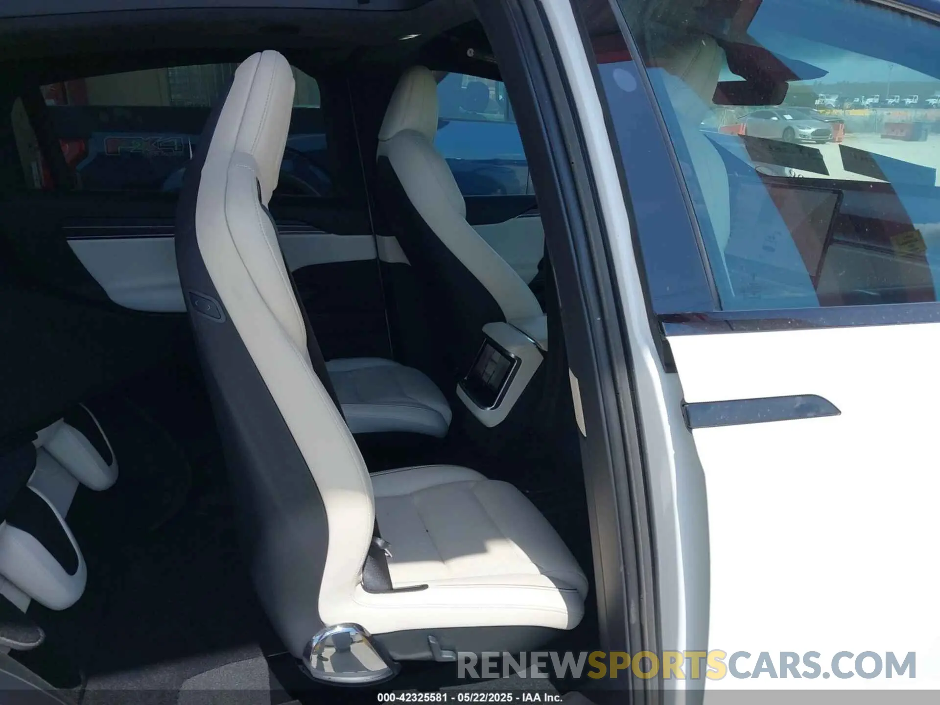 8 fotografías del automóvil dañado 7SAXCBE63NF356730 TESLA MODEL X 2022