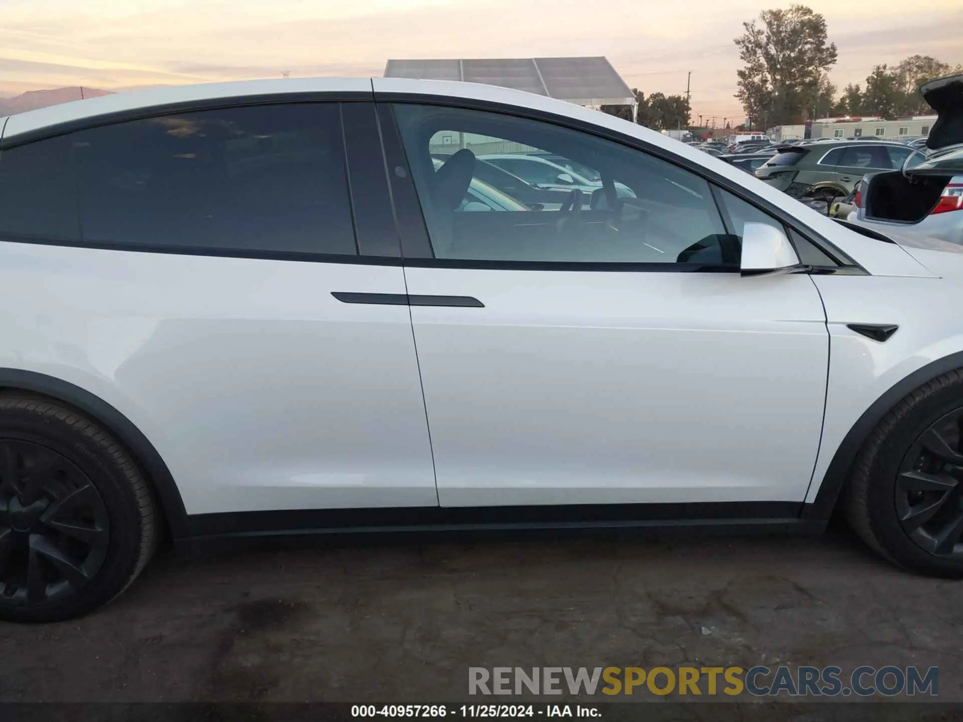 14 fotografías del automóvil dañado 7SAXCAE56PF413152 TESLA MODEL X 2023