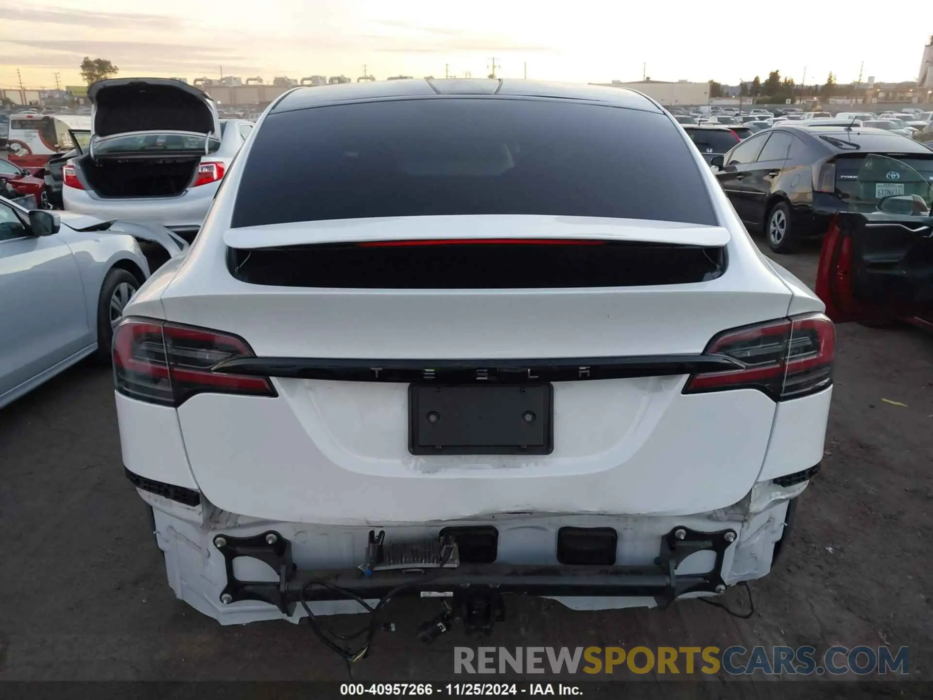 17 fotografías del automóvil dañado 7SAXCAE56PF413152 TESLA MODEL X 2023