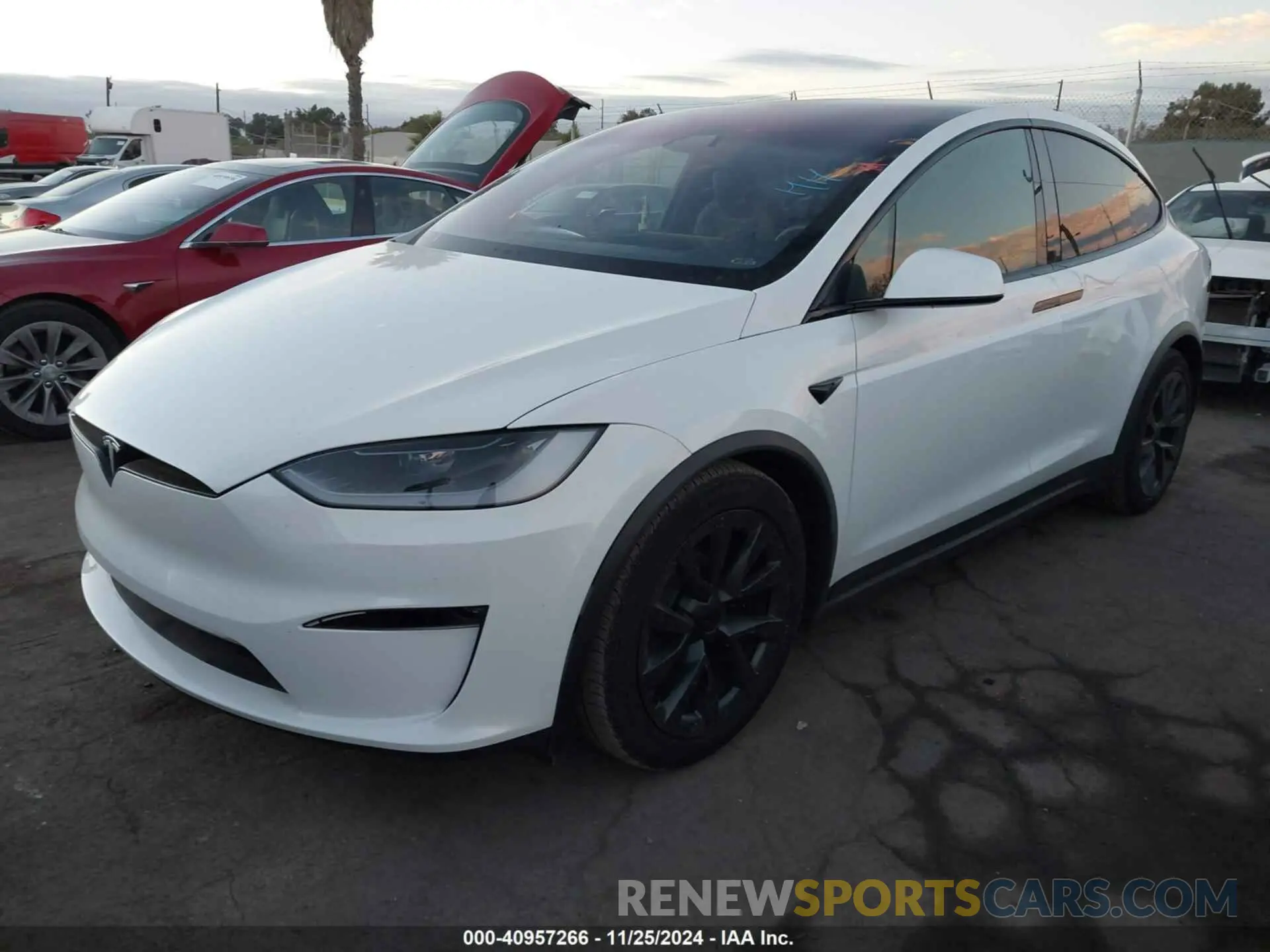 2 fotografías del automóvil dañado 7SAXCAE56PF413152 TESLA MODEL X 2023