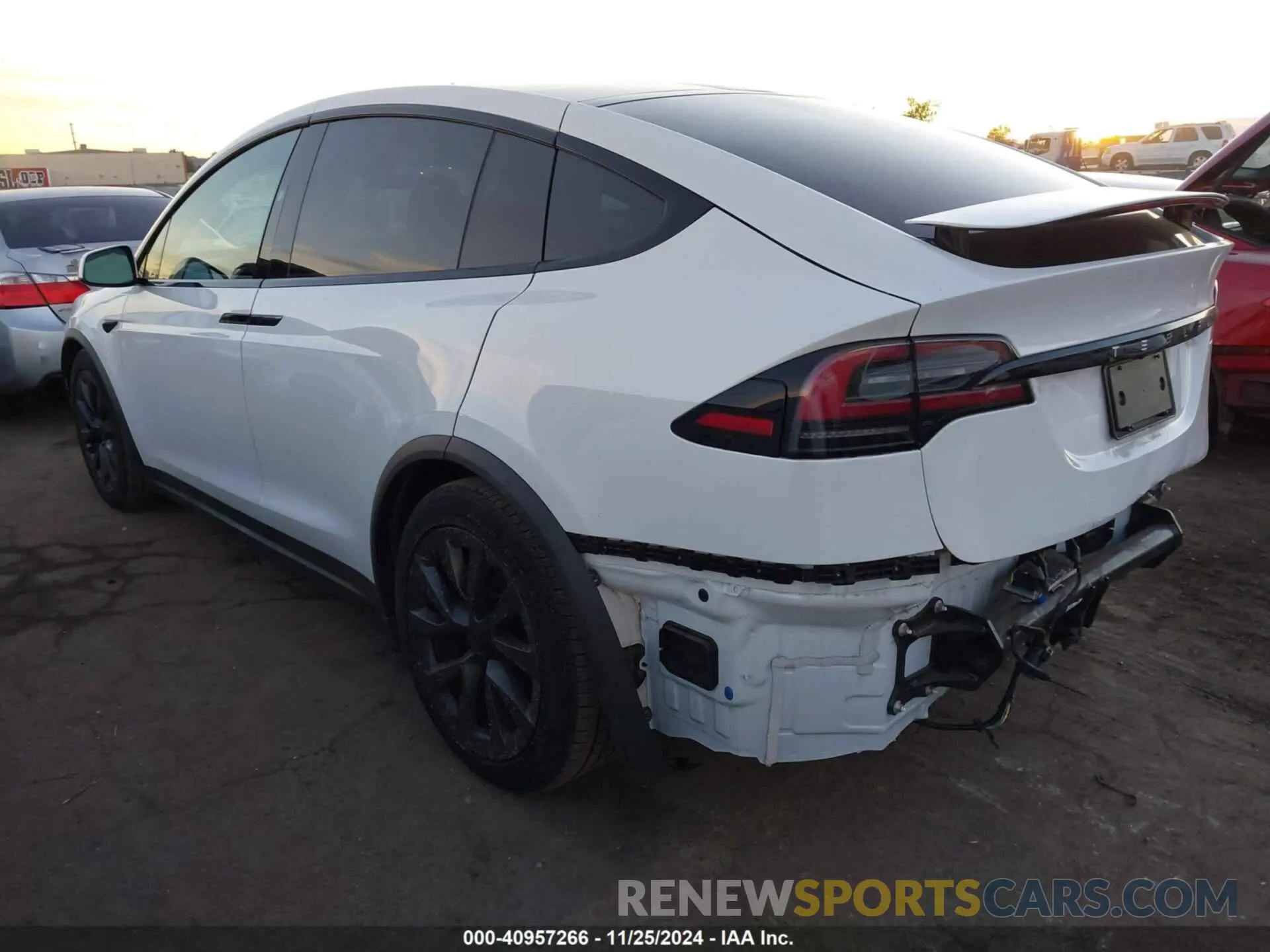3 fotografías del automóvil dañado 7SAXCAE56PF413152 TESLA MODEL X 2023