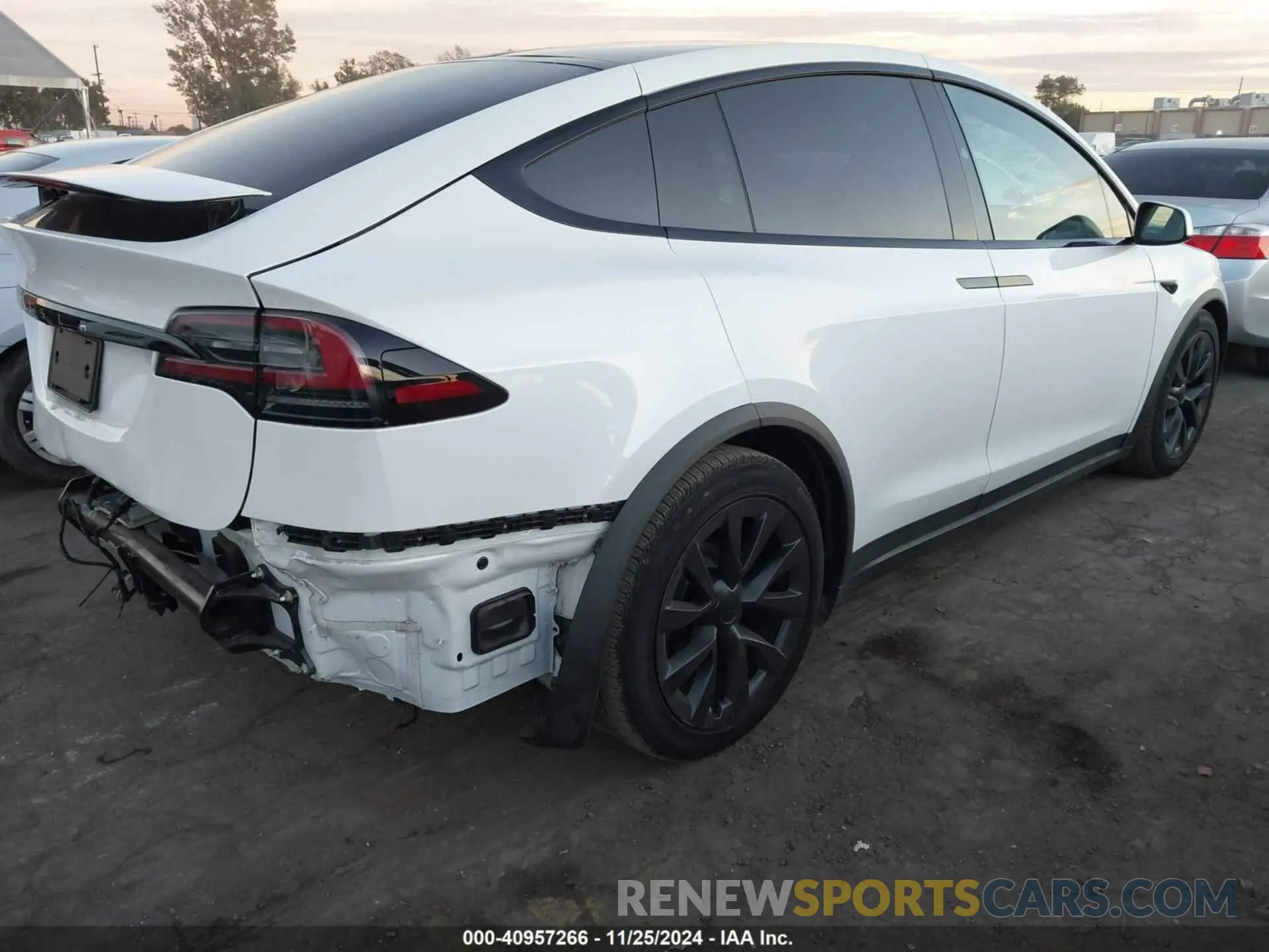 4 fotografías del automóvil dañado 7SAXCAE56PF413152 TESLA MODEL X 2023