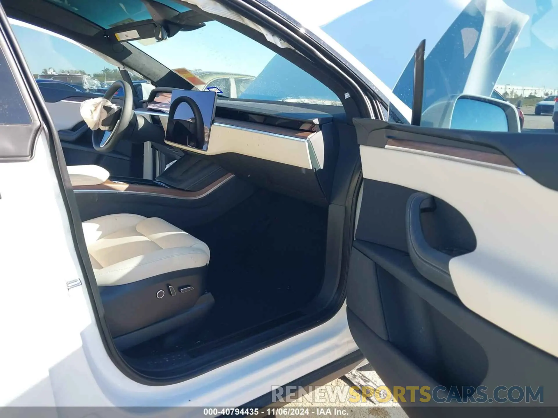 5 fotografías del automóvil dañado 7SAXCBE5XRF442615 TESLA MODEL X 2024