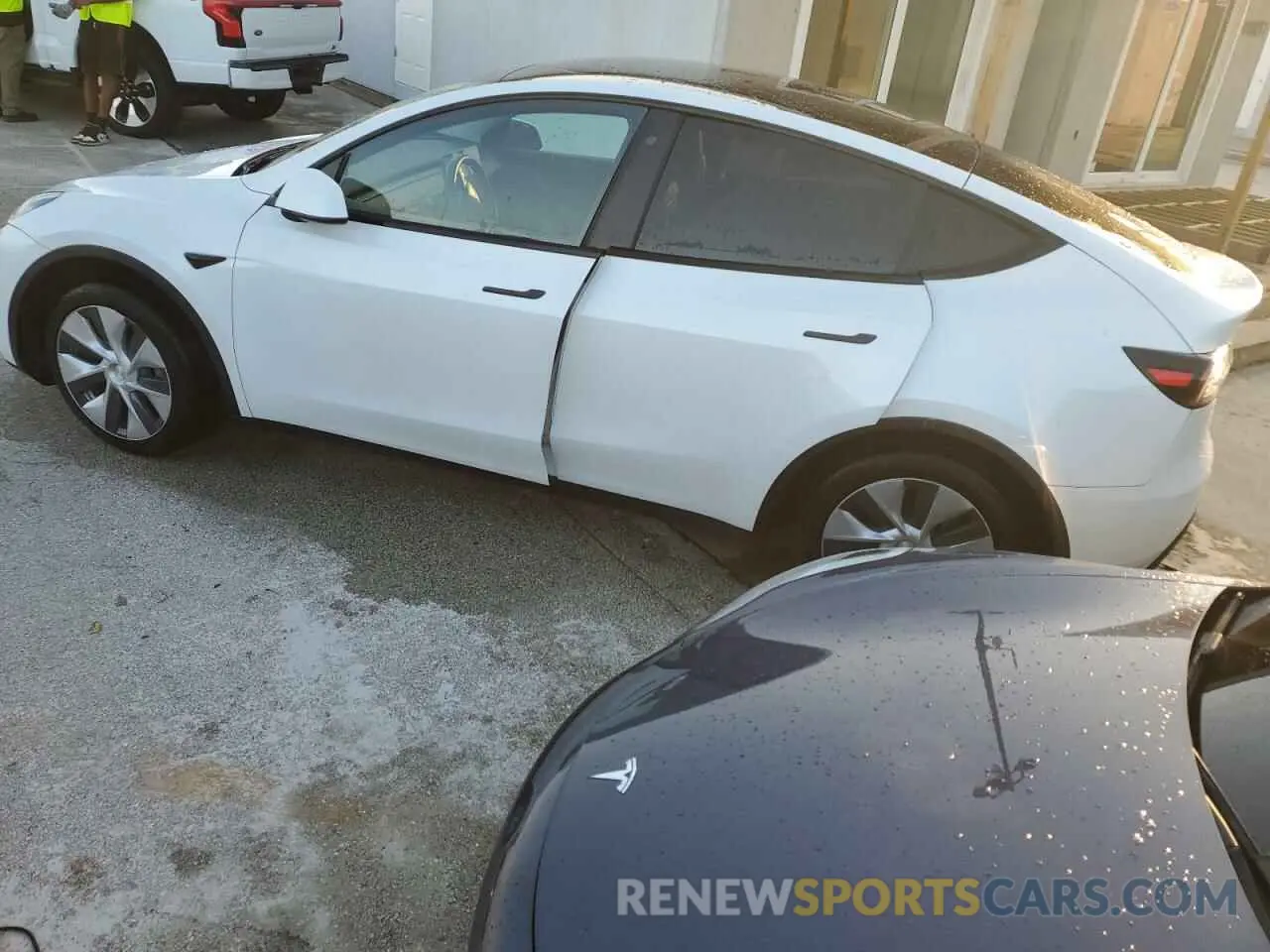 2 fotografías del automóvil dañado 5YJYGDEE0LF006817 TESLA MODEL Y 2020