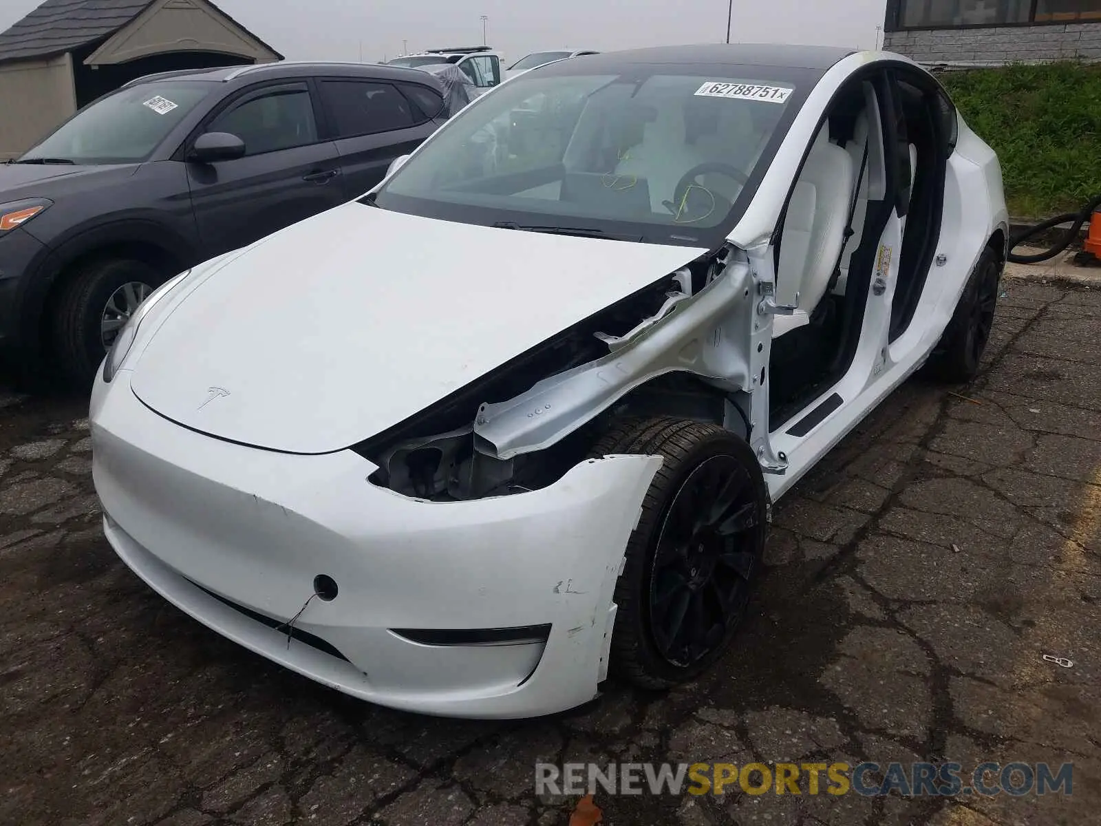 2 fotografías del automóvil dañado 5YJYGDEE2LF034294 TESLA MODEL Y 2020