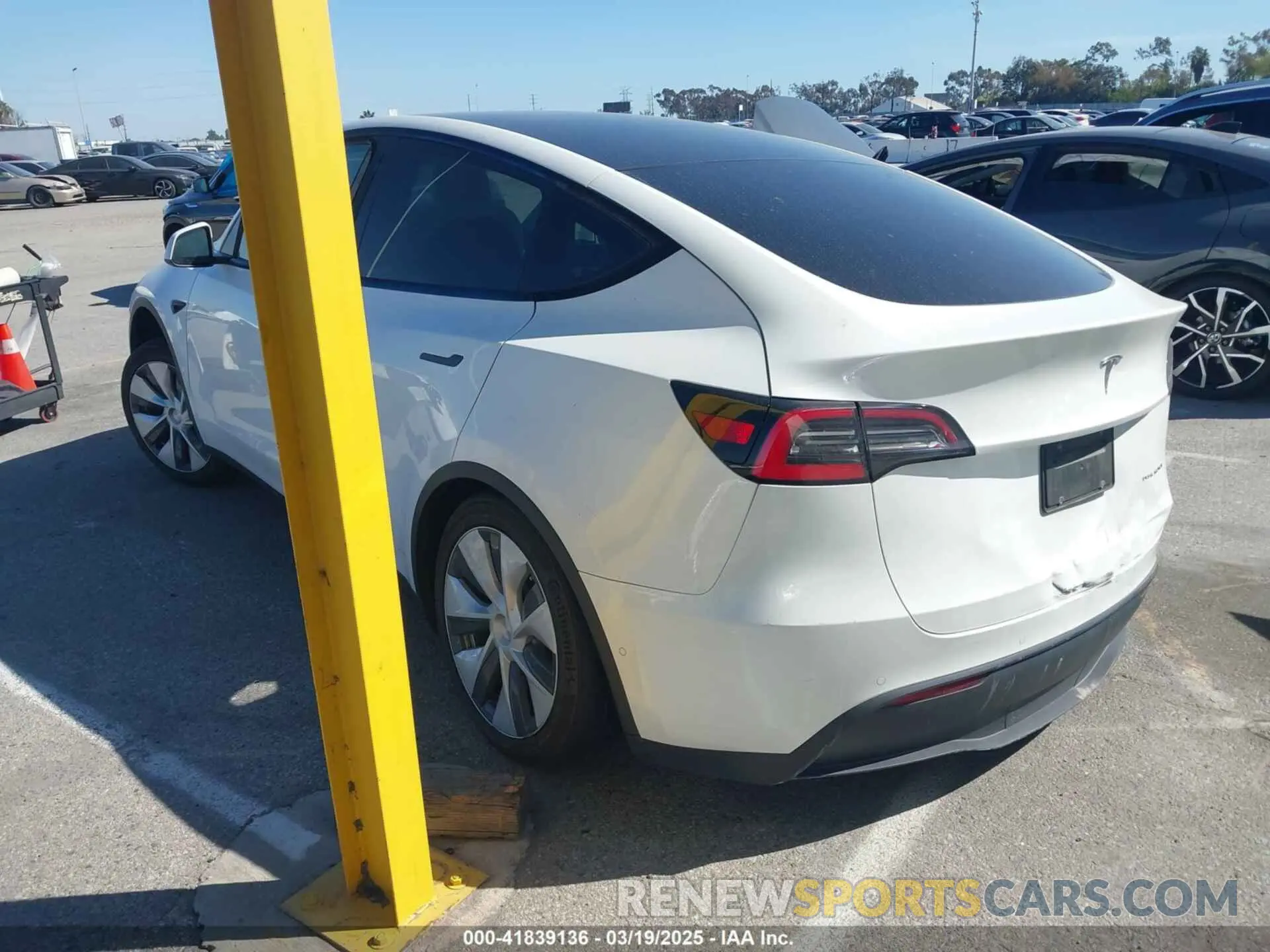 3 fotografías del automóvil dañado 5YJYGDEE2LF044811 TESLA MODEL Y 2020