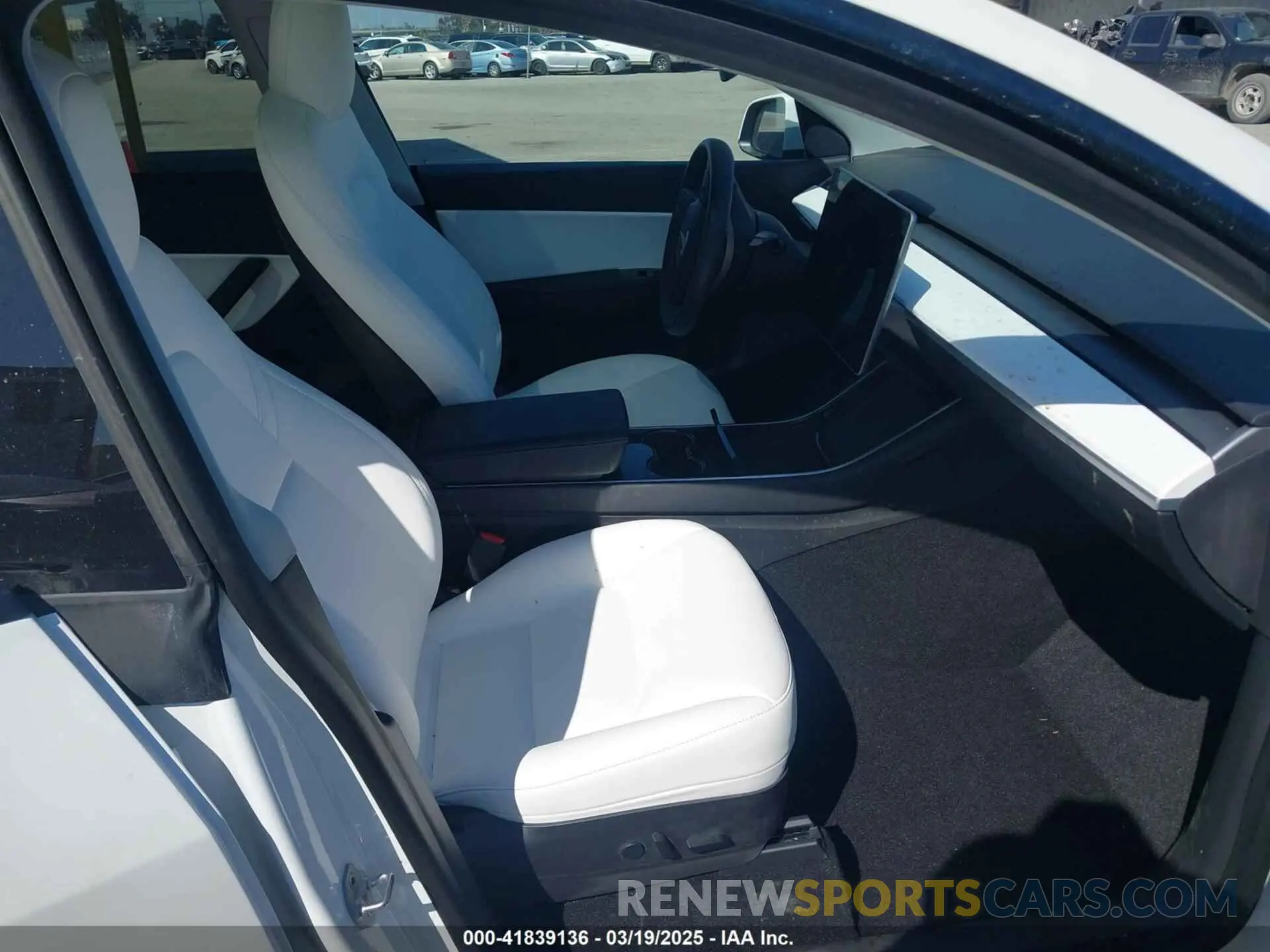 5 fotografías del automóvil dañado 5YJYGDEE2LF044811 TESLA MODEL Y 2020