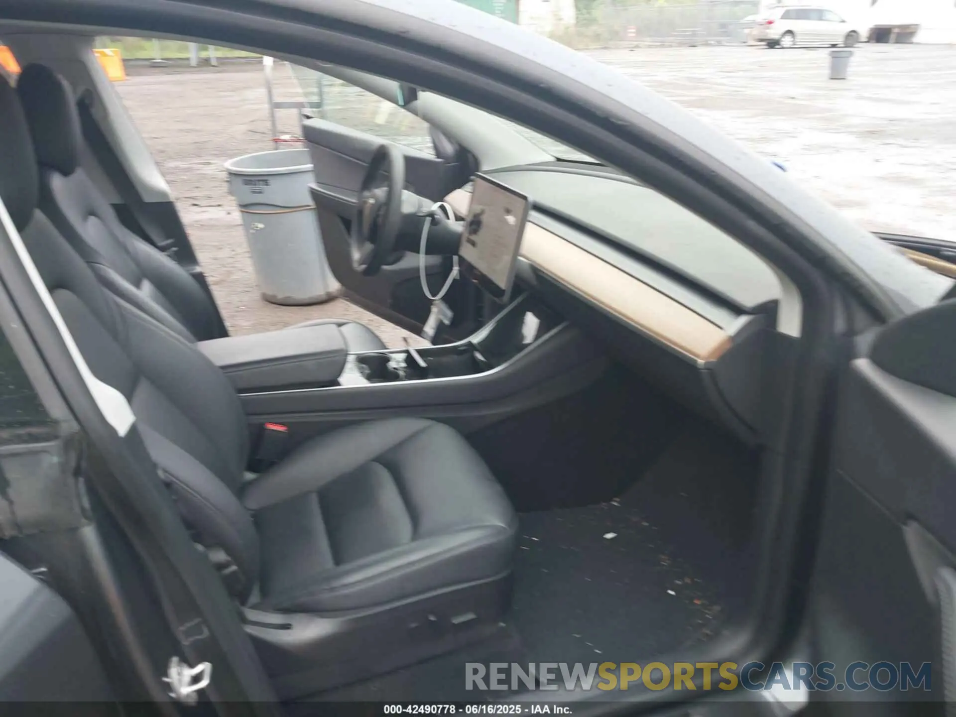 5 fotografías del automóvil dañado 5YJYGDEE2LF048017 TESLA MODEL Y 2020