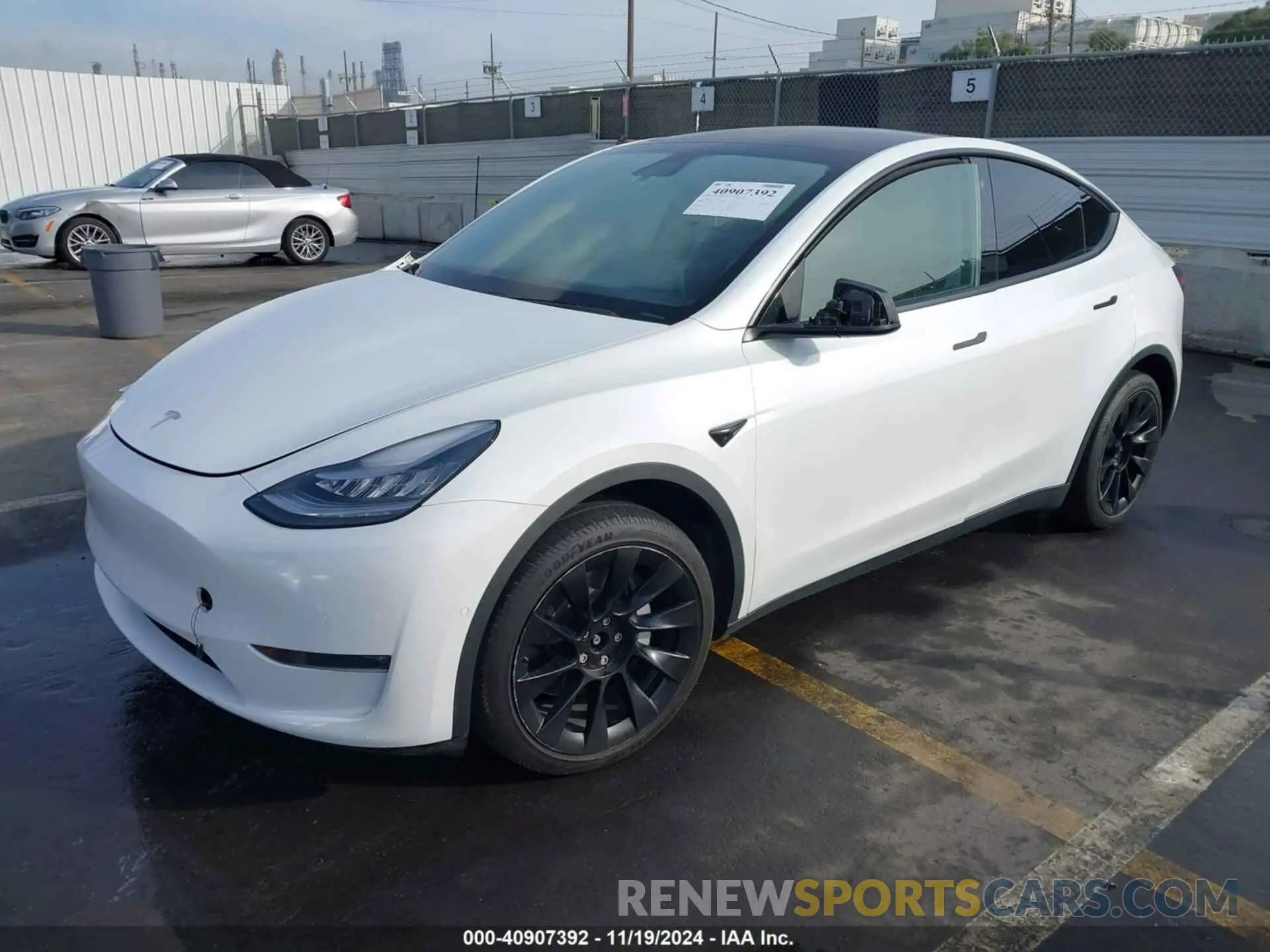 2 fotografías del automóvil dañado 5YJYGDEE3LF033283 TESLA MODEL Y 2020