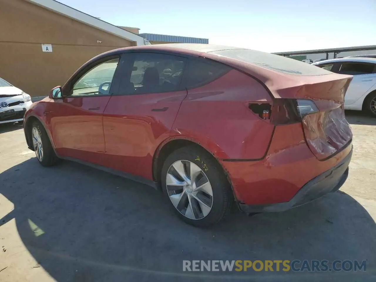 2 fotografías del automóvil dañado 5YJYGDEE4LF031669 TESLA MODEL Y 2020