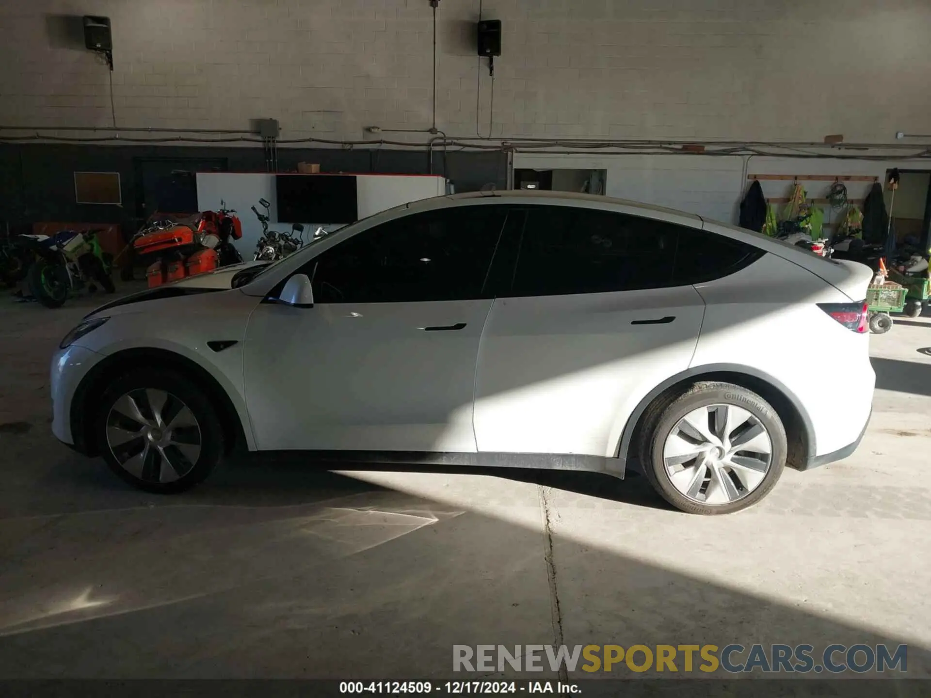 13 fotografías del automóvil dañado 5YJYGDEE4LF035284 TESLA MODEL Y 2020
