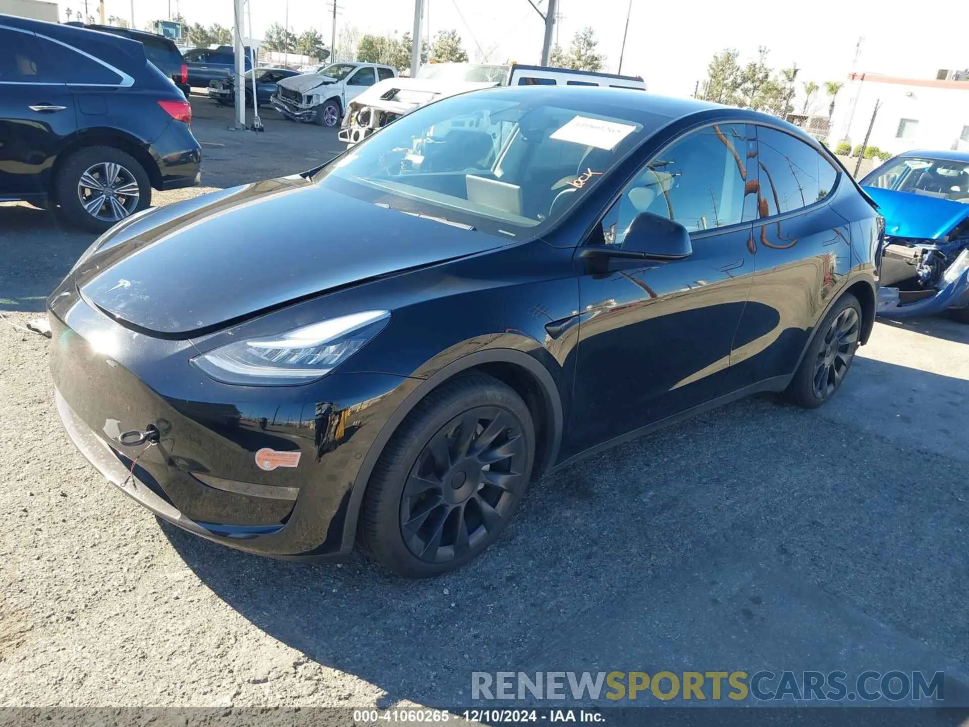 2 fotografías del automóvil dañado 5YJYGDEE4LF052263 TESLA MODEL Y 2020