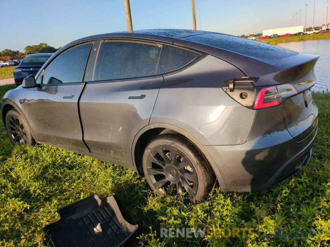 2 fotografías del automóvil dañado 5YJYGDEE5LF041577 TESLA MODEL Y 2020