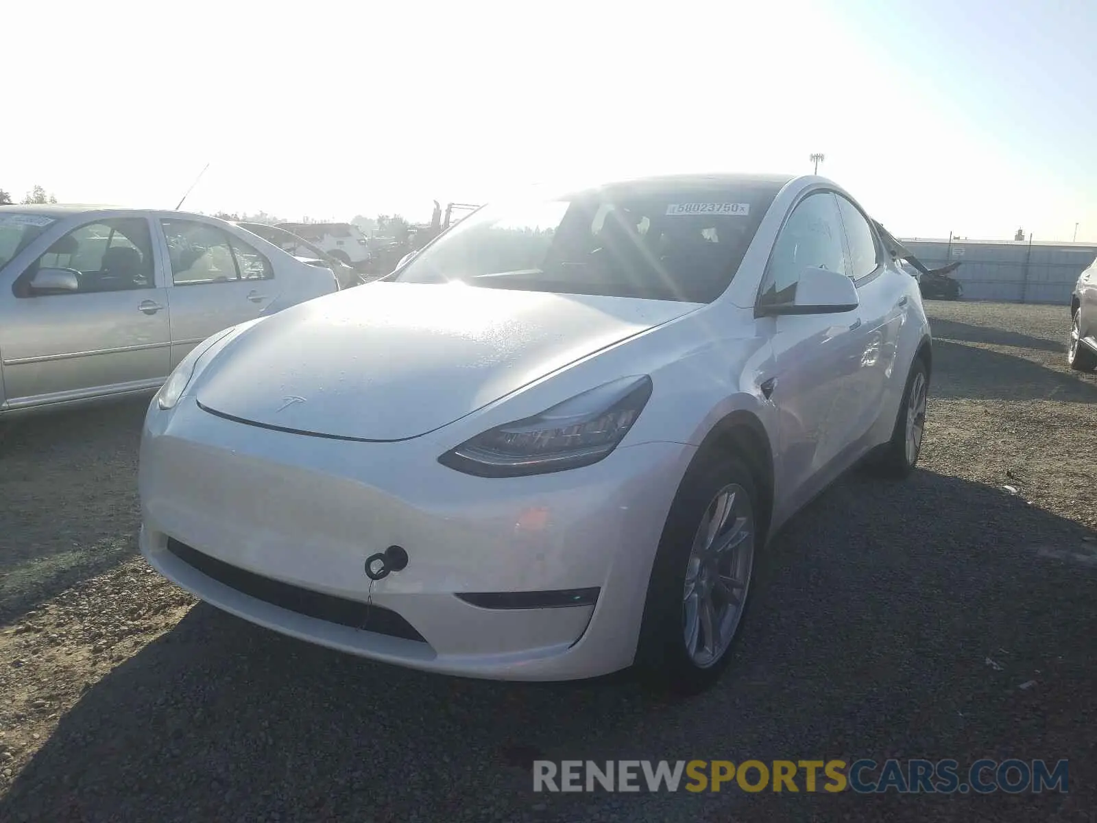 2 fotografías del automóvil dañado 5YJYGDEE5LF052840 TESLA MODEL Y 2020