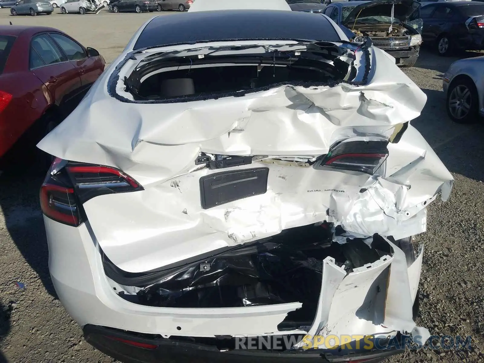 9 fotografías del automóvil dañado 5YJYGDEE5LF052840 TESLA MODEL Y 2020