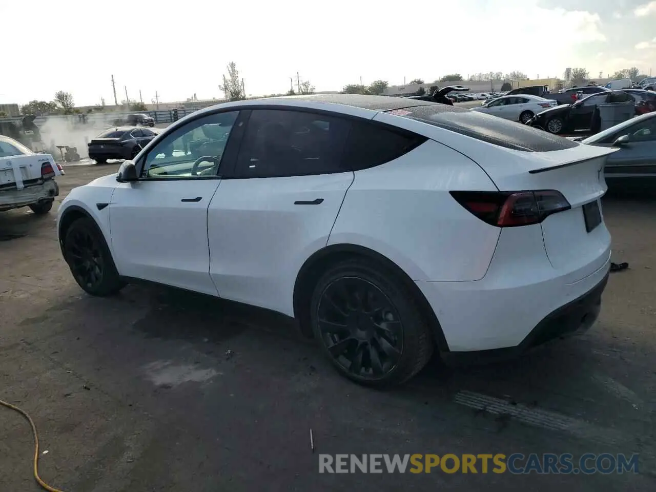 2 fotografías del automóvil dañado 5YJYGDEE7LF045615 TESLA MODEL Y 2020