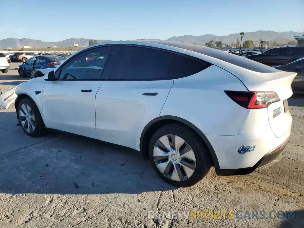 2 fotografías del automóvil dañado 5YJYGDEE8LF051004 TESLA MODEL Y 2020