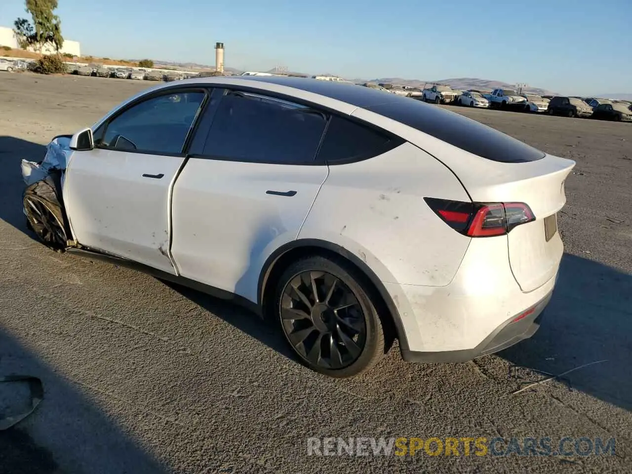 2 fotografías del automóvil dañado 5YJYGAEE0MF196814 TESLA MODEL Y 2021