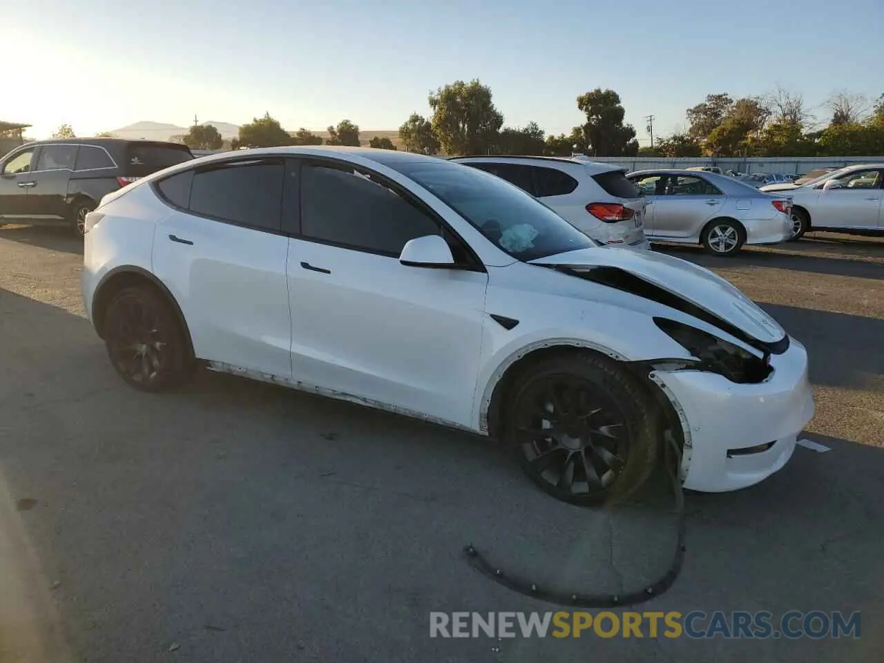 4 fotografías del automóvil dañado 5YJYGAEE0MF196814 TESLA MODEL Y 2021