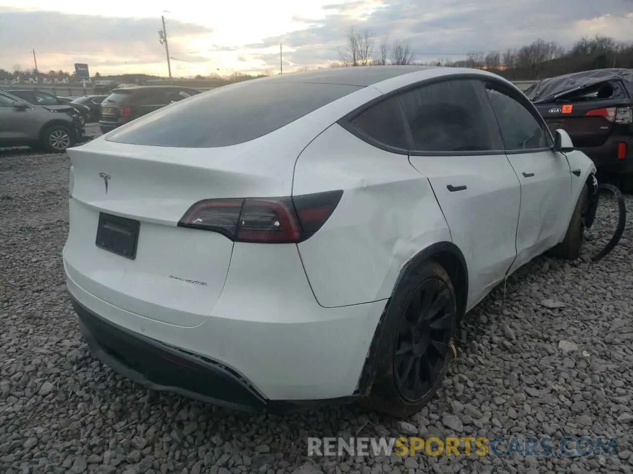 4 fotografías del automóvil dañado 5YJYGAEE4MF257081 TESLA MODEL Y 2021