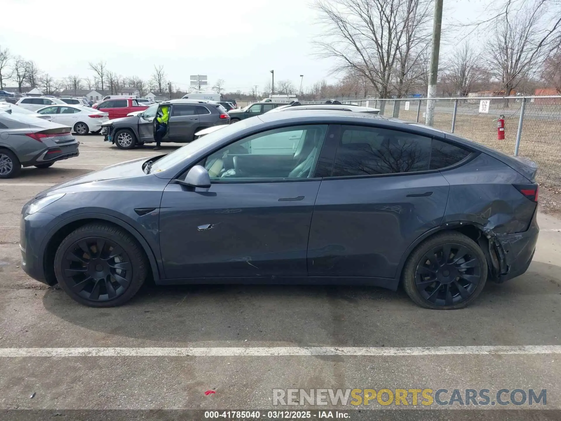 14 fotografías del automóvil dañado 5YJYGDED2MF118205 TESLA MODEL Y 2021