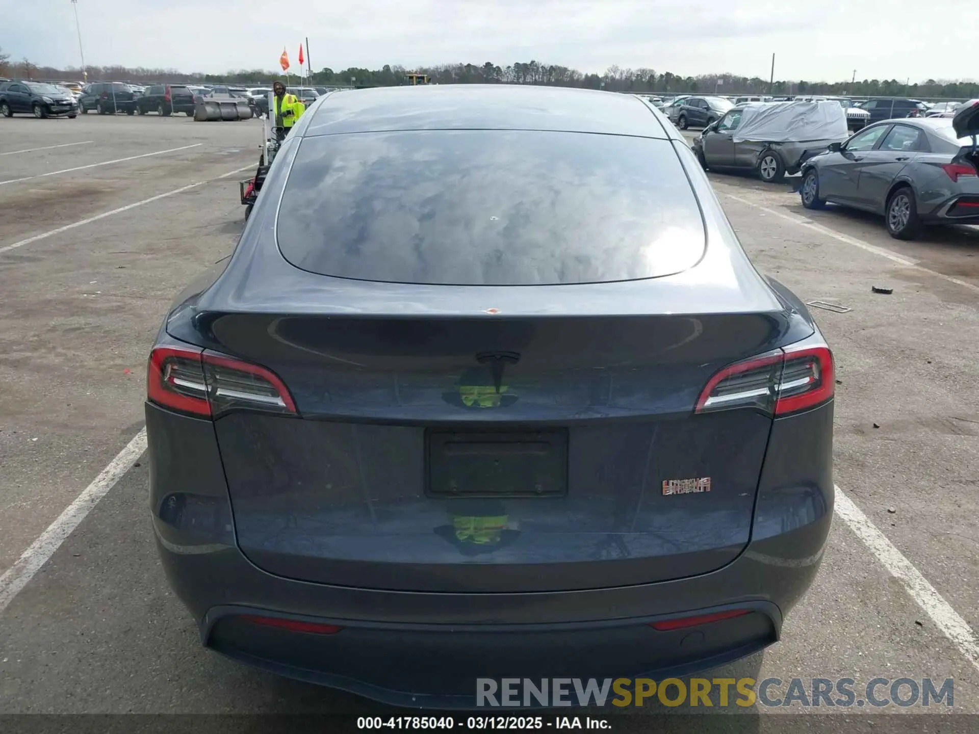 16 fotografías del automóvil dañado 5YJYGDED2MF118205 TESLA MODEL Y 2021