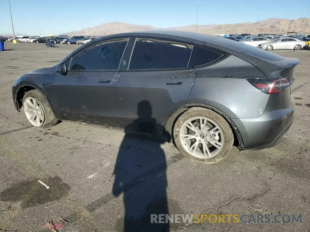 2 fotografías del automóvil dañado 5YJYGDED4MF174002 TESLA MODEL Y 2021