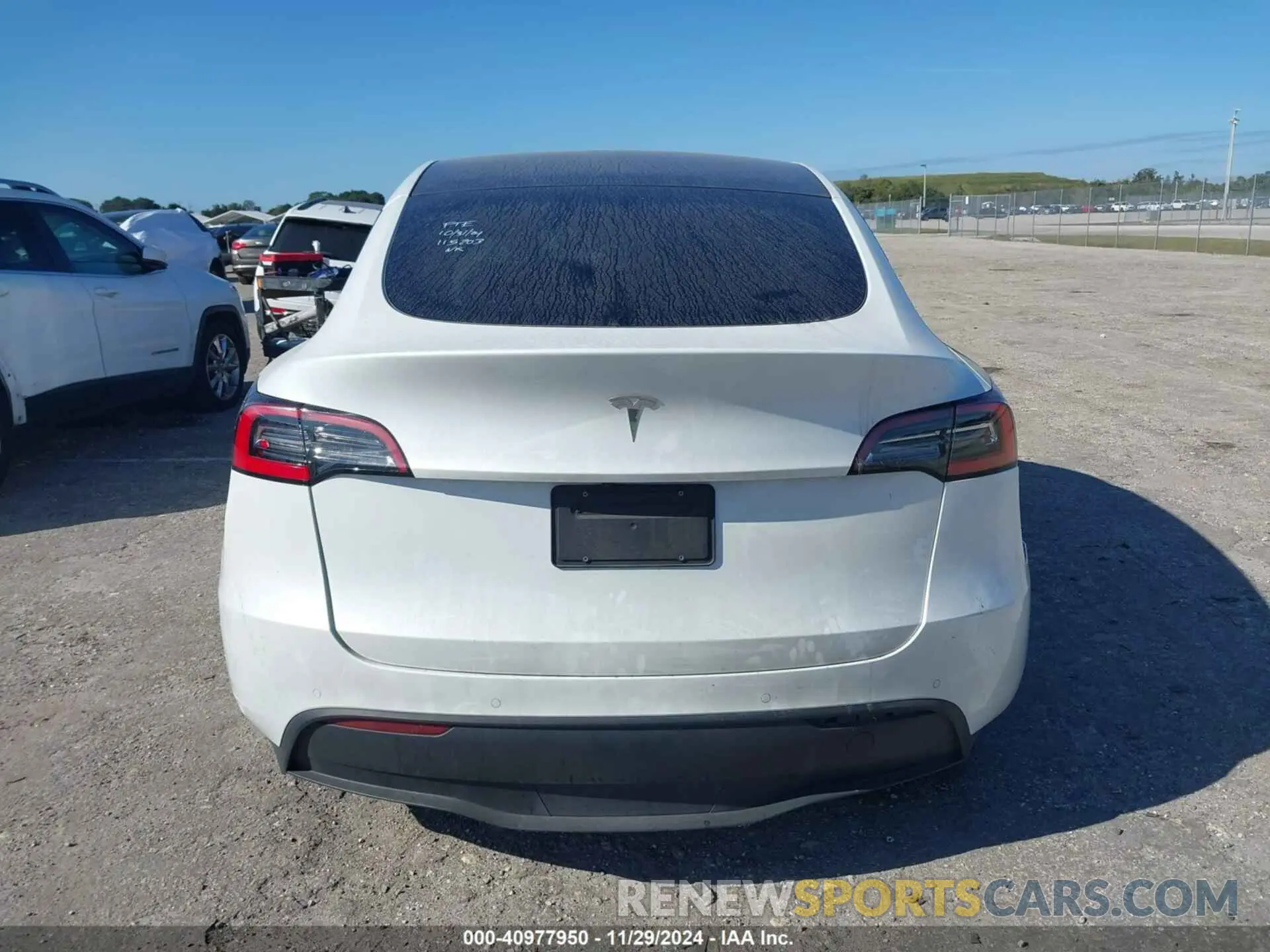 15 fotografías del automóvil dañado 5YJYGDED5MF115203 TESLA MODEL Y 2021