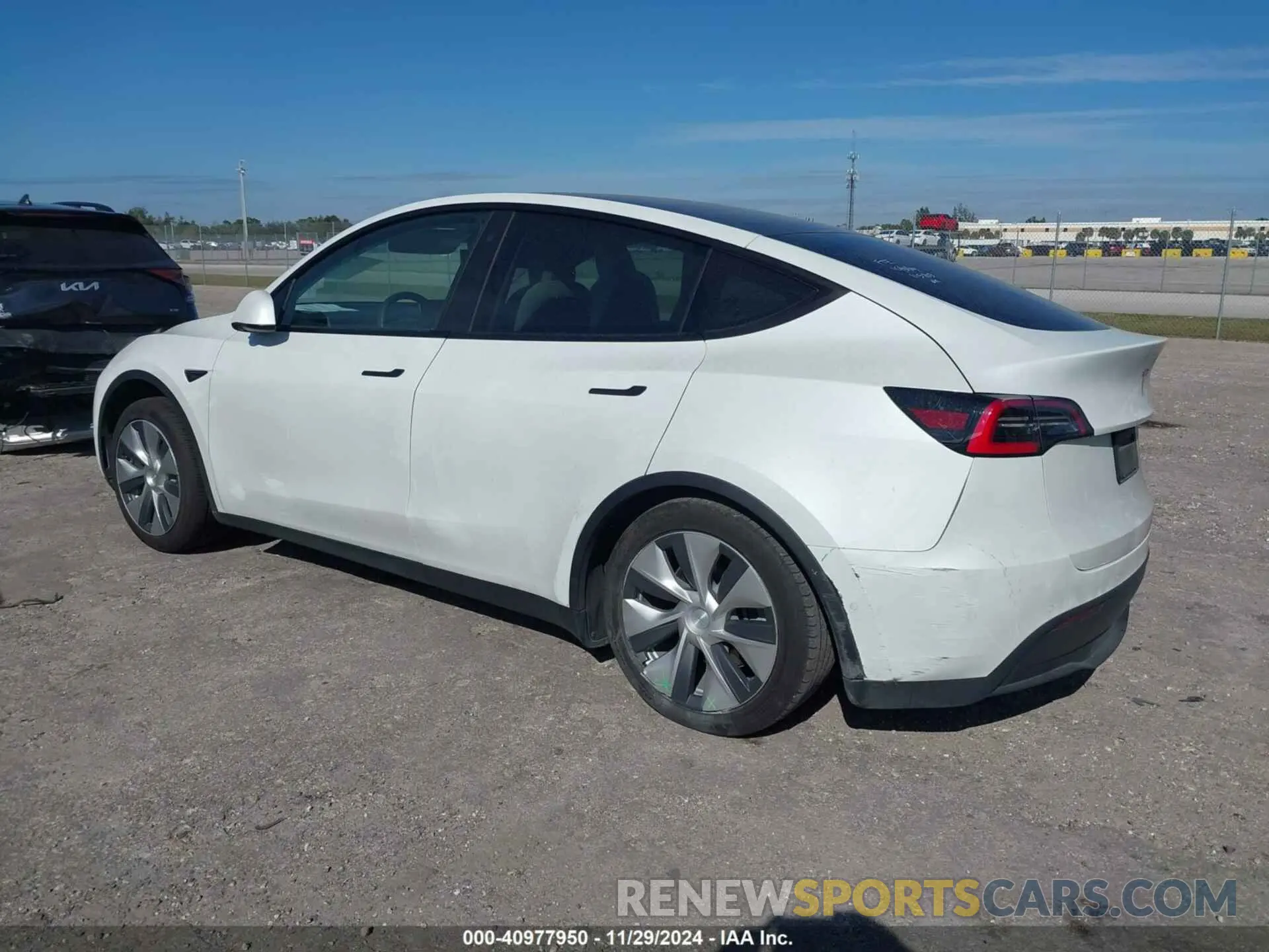 3 fotografías del automóvil dañado 5YJYGDED5MF115203 TESLA MODEL Y 2021