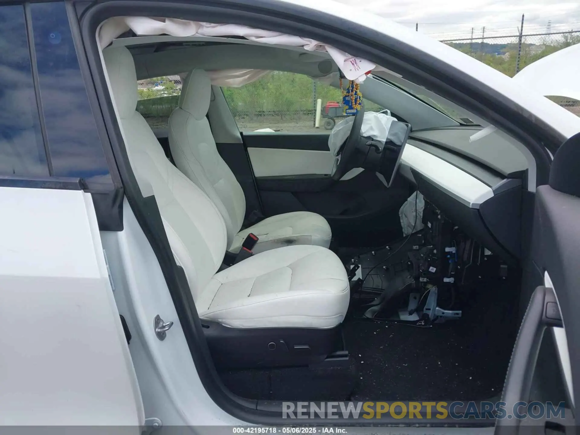 5 fotografías del automóvil dañado 5YJYGDEE0MF144777 TESLA MODEL Y 2021
