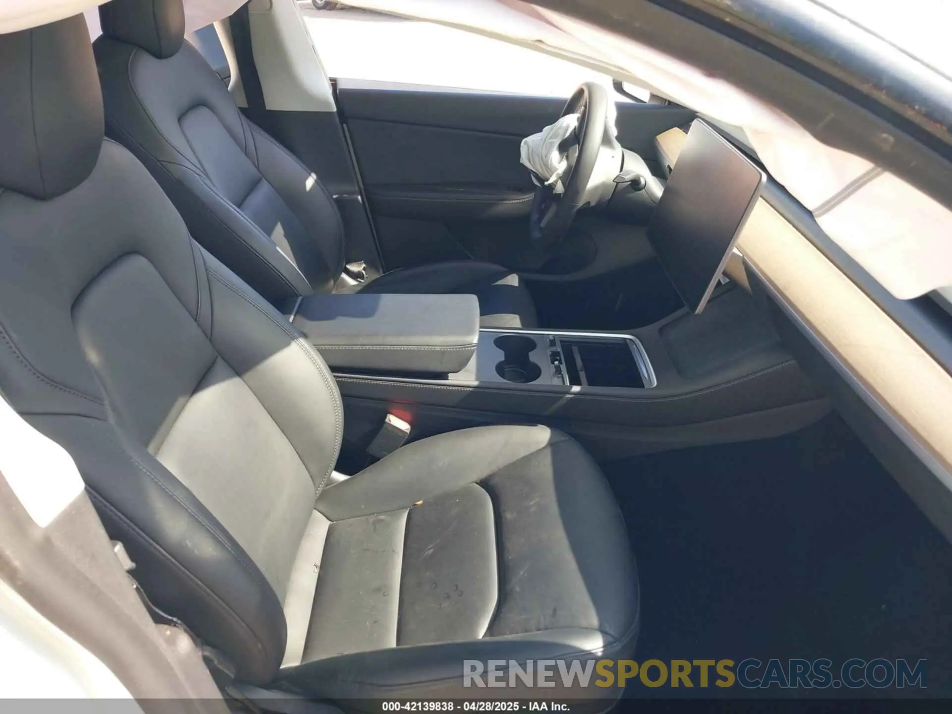 5 fotografías del automóvil dañado 5YJYGDEE0MF204377 TESLA MODEL Y 2021