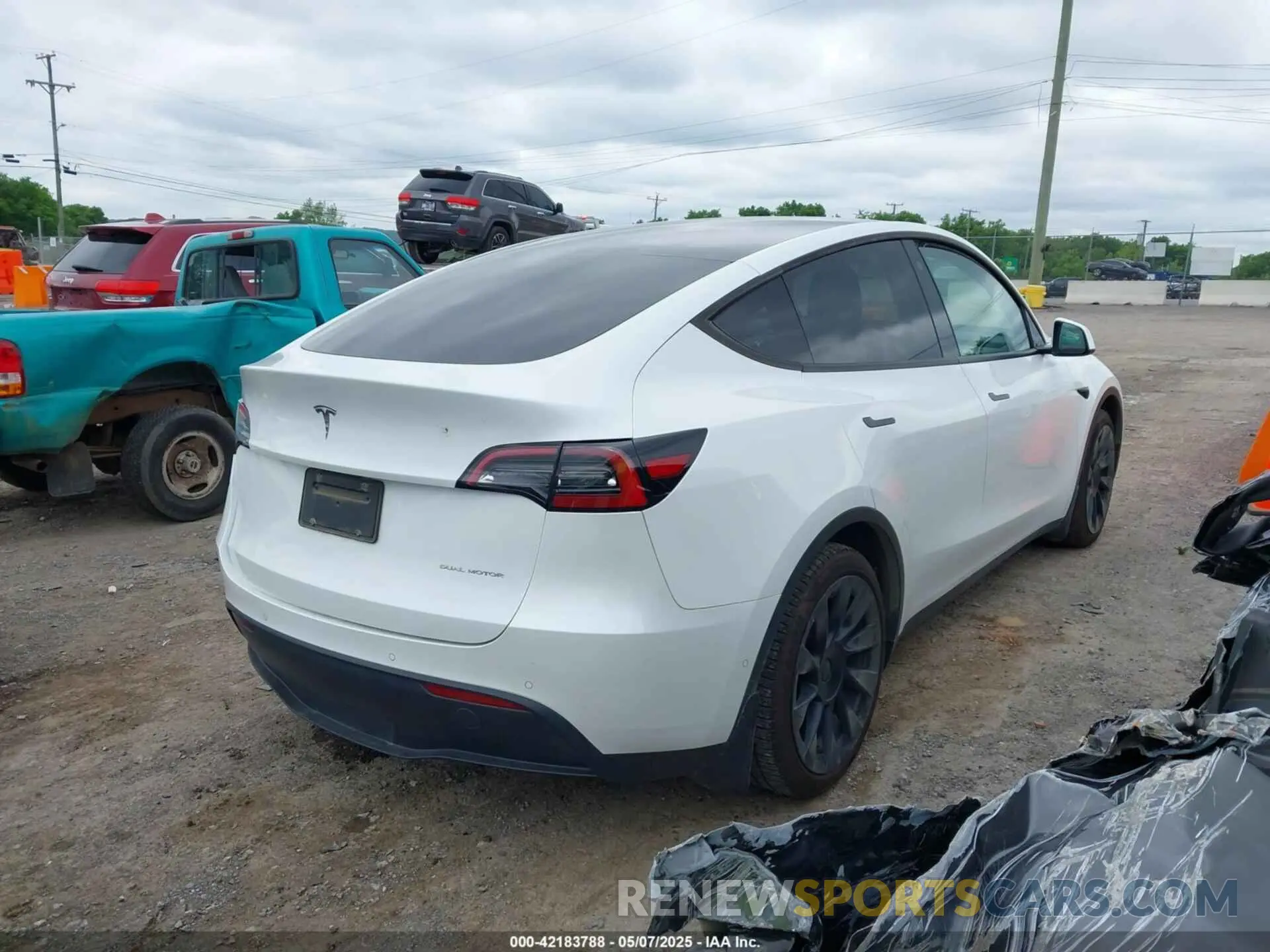 4 fotografías del automóvil dañado 5YJYGDEE0MF233524 TESLA MODEL Y 2021