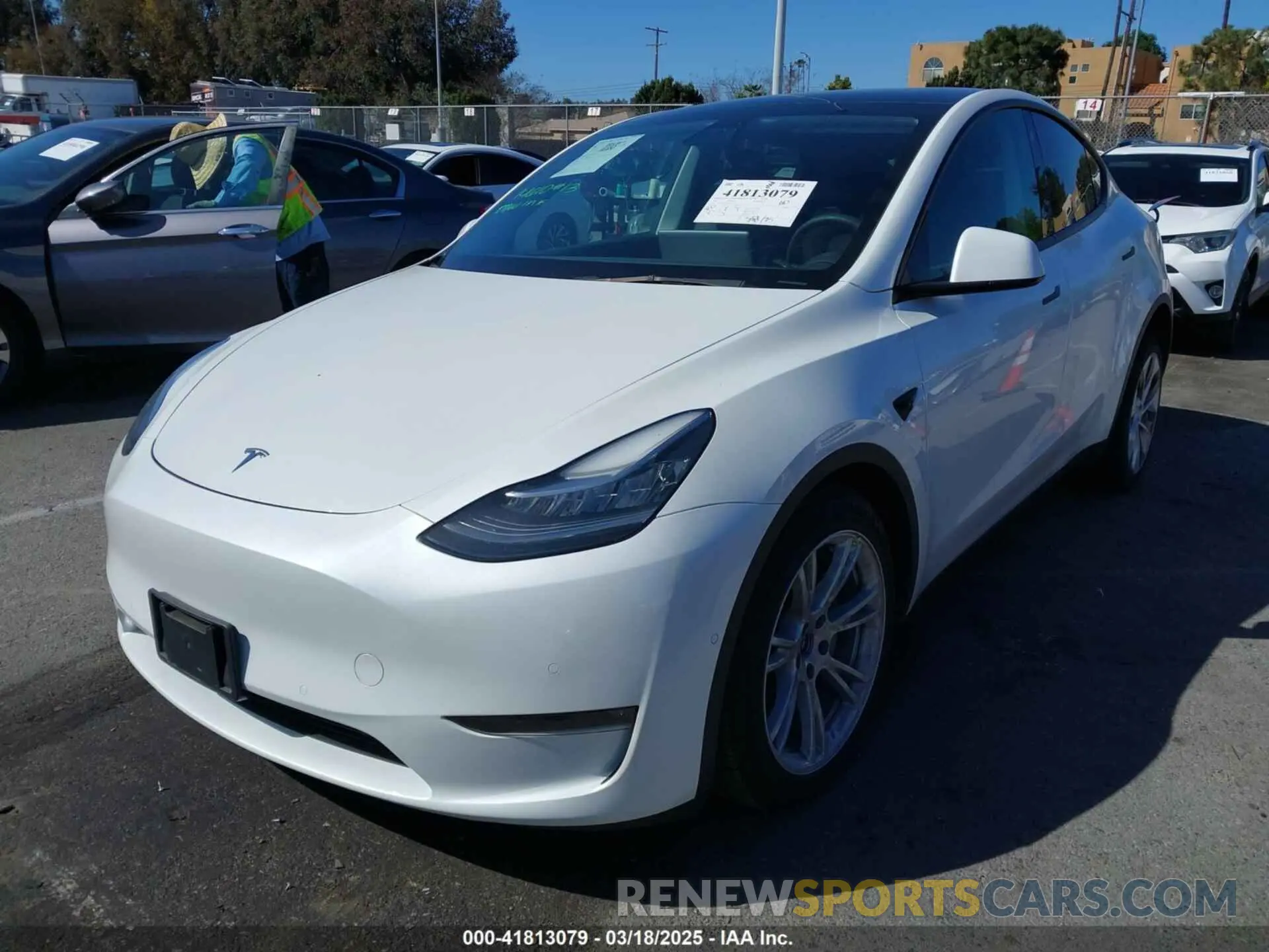 2 fotografías del automóvil dañado 5YJYGDEE0MF277197 TESLA MODEL Y 2021