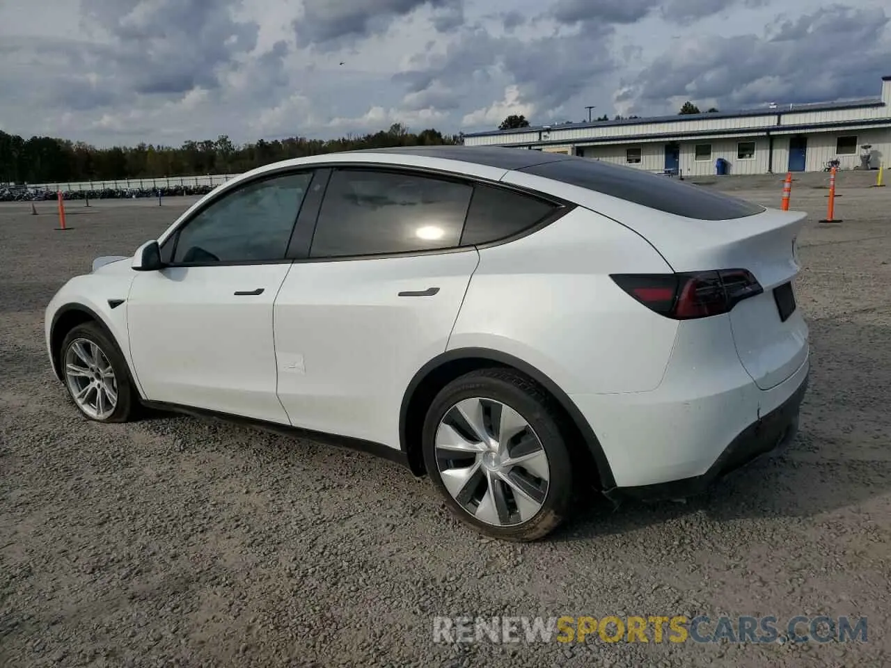 2 fotografías del automóvil dañado 5YJYGDEE1MF233600 TESLA MODEL Y 2021
