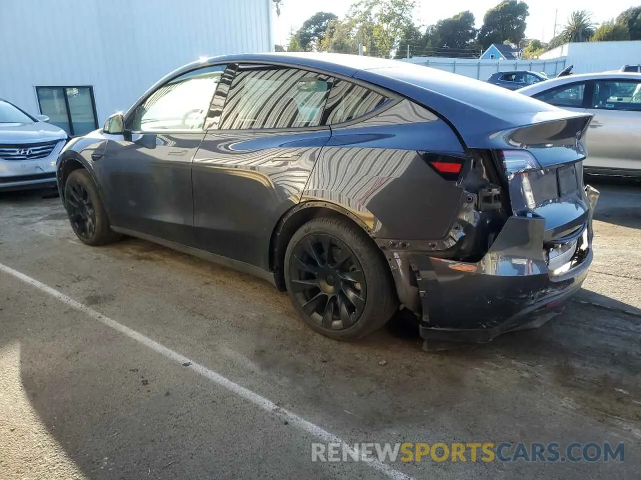 2 fotografías del automóvil dañado 5YJYGDEE2MF217017 TESLA MODEL Y 2021