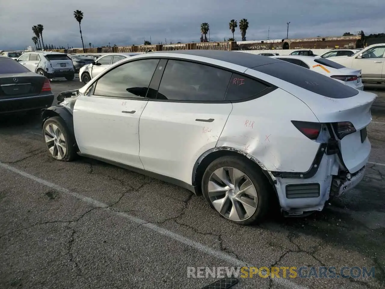 2 fotografías del automóvil dañado 5YJYGDEE2MF278223 TESLA MODEL Y 2021