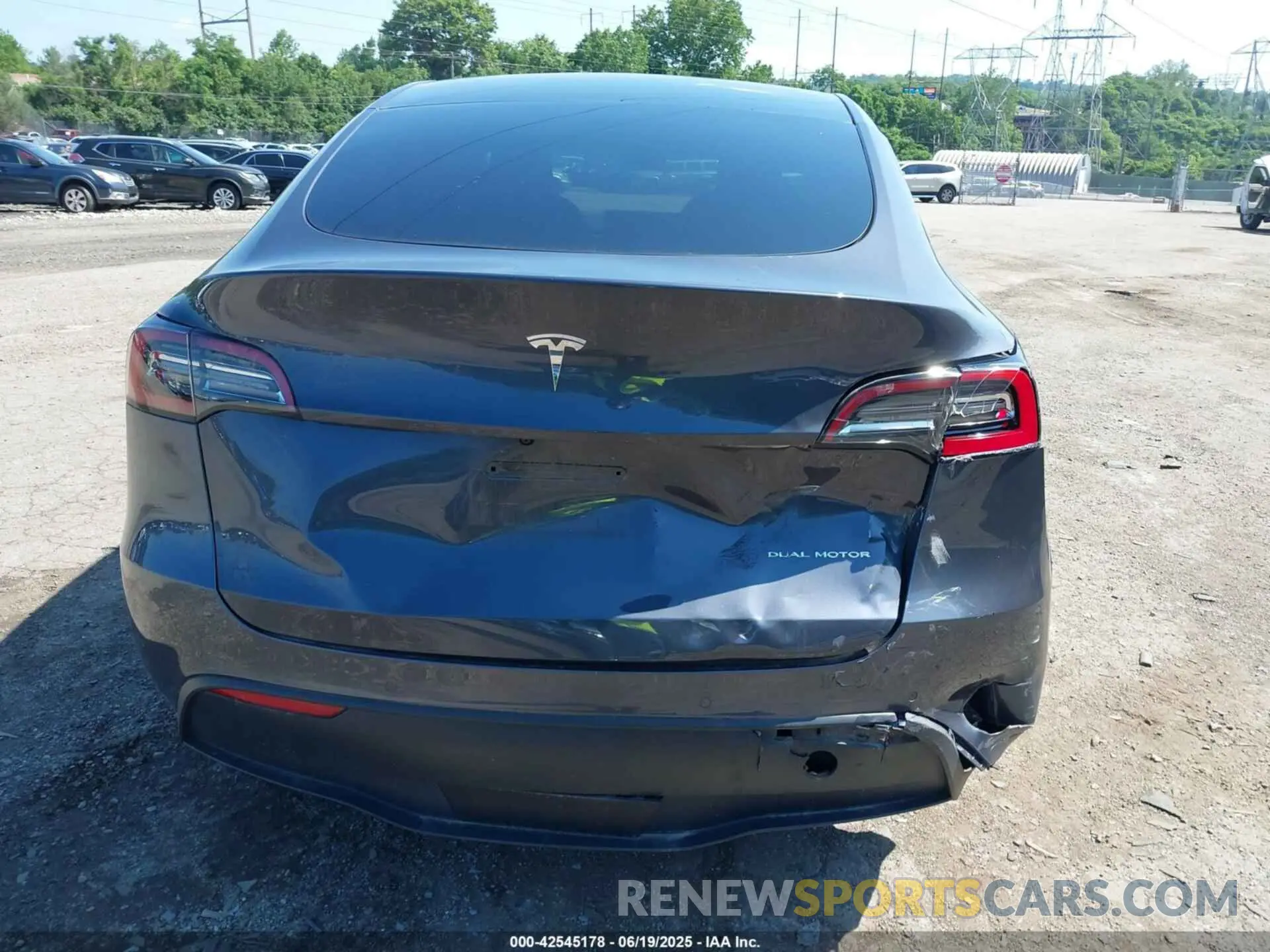 17 fotografías del automóvil dañado 5YJYGDEE3MF192001 TESLA MODEL Y 2021