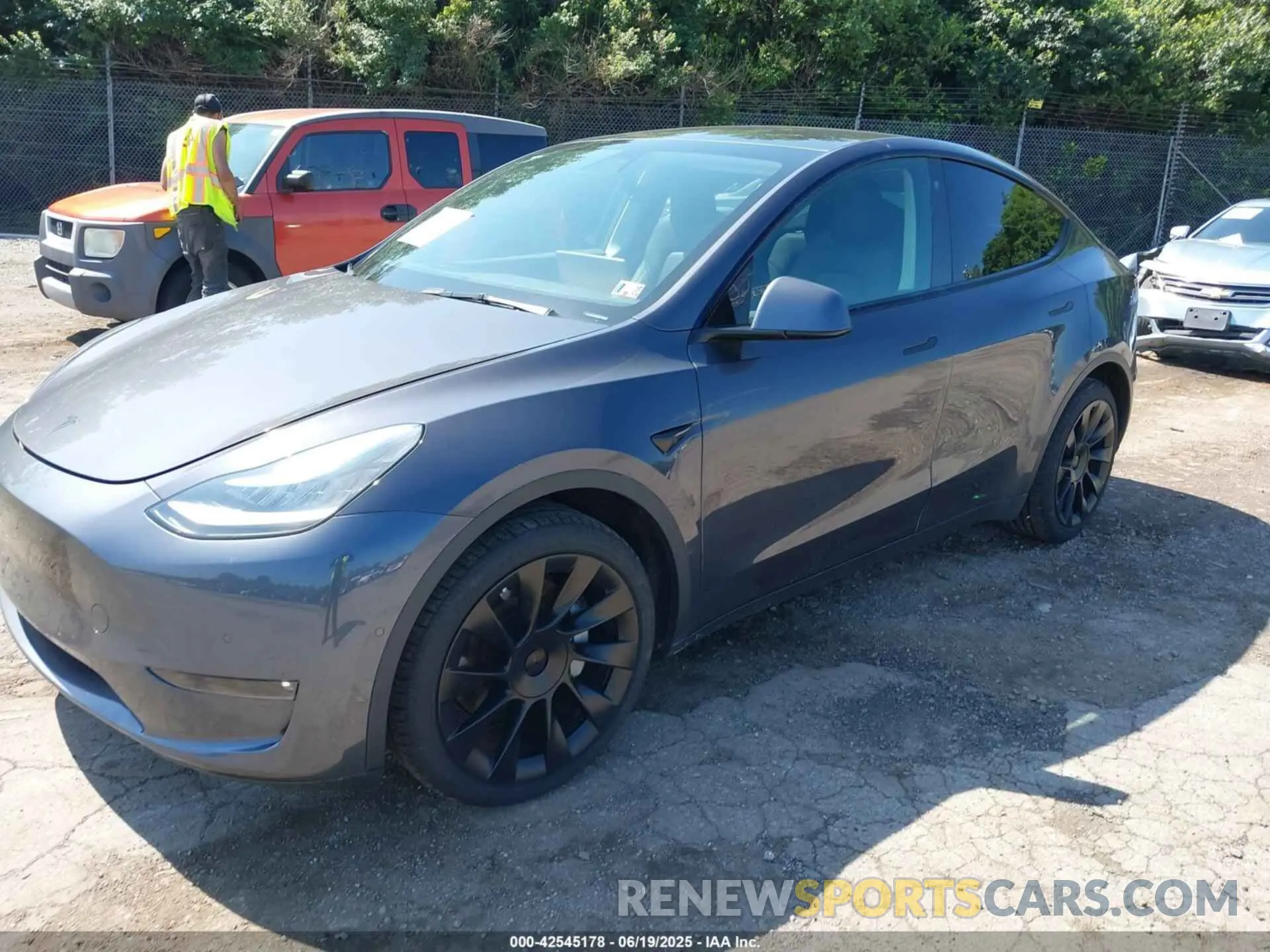 2 fotografías del automóvil dañado 5YJYGDEE3MF192001 TESLA MODEL Y 2021