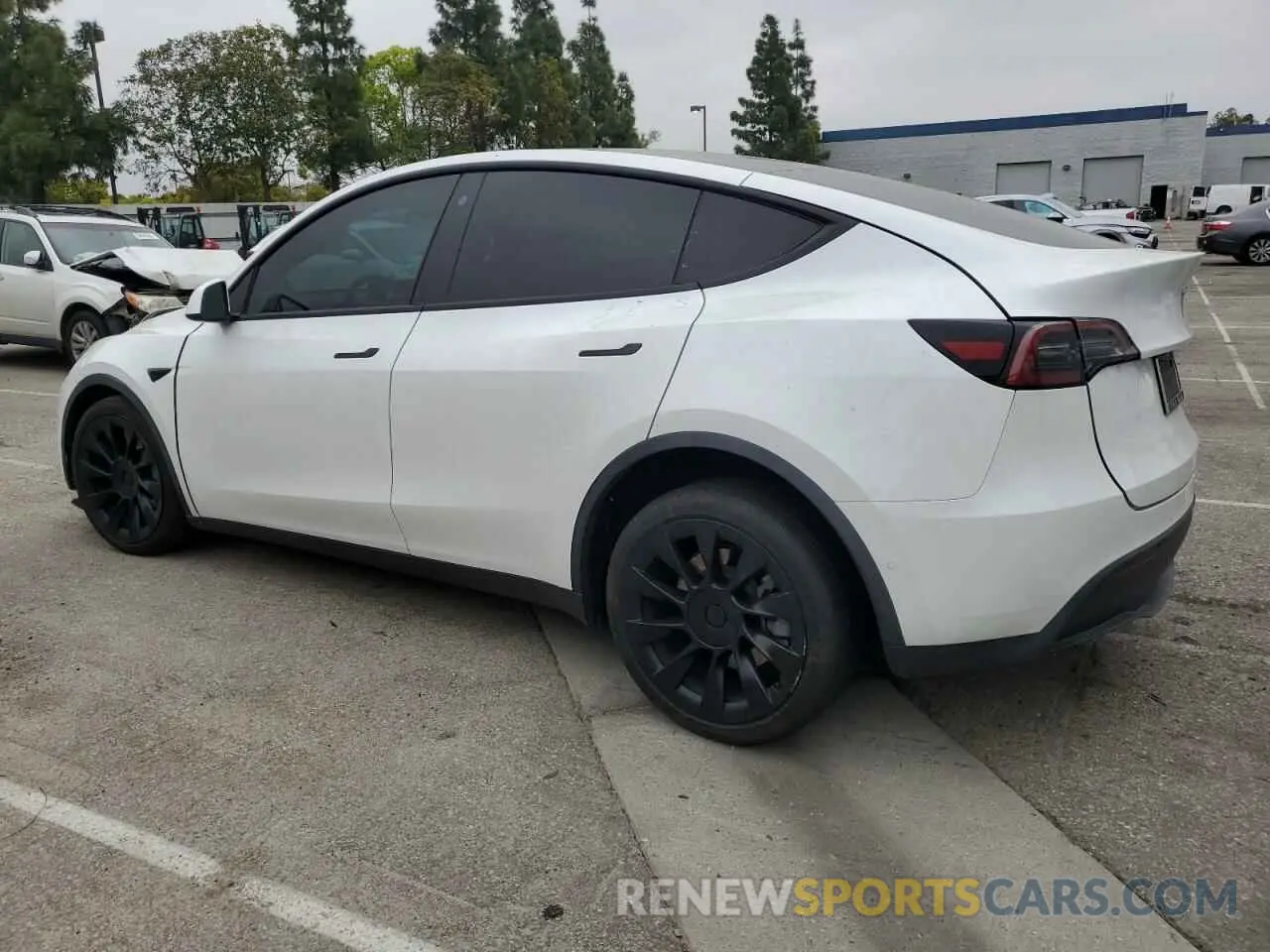 2 fotografías del automóvil dañado 5YJYGDEE3MF214823 TESLA MODEL Y 2021